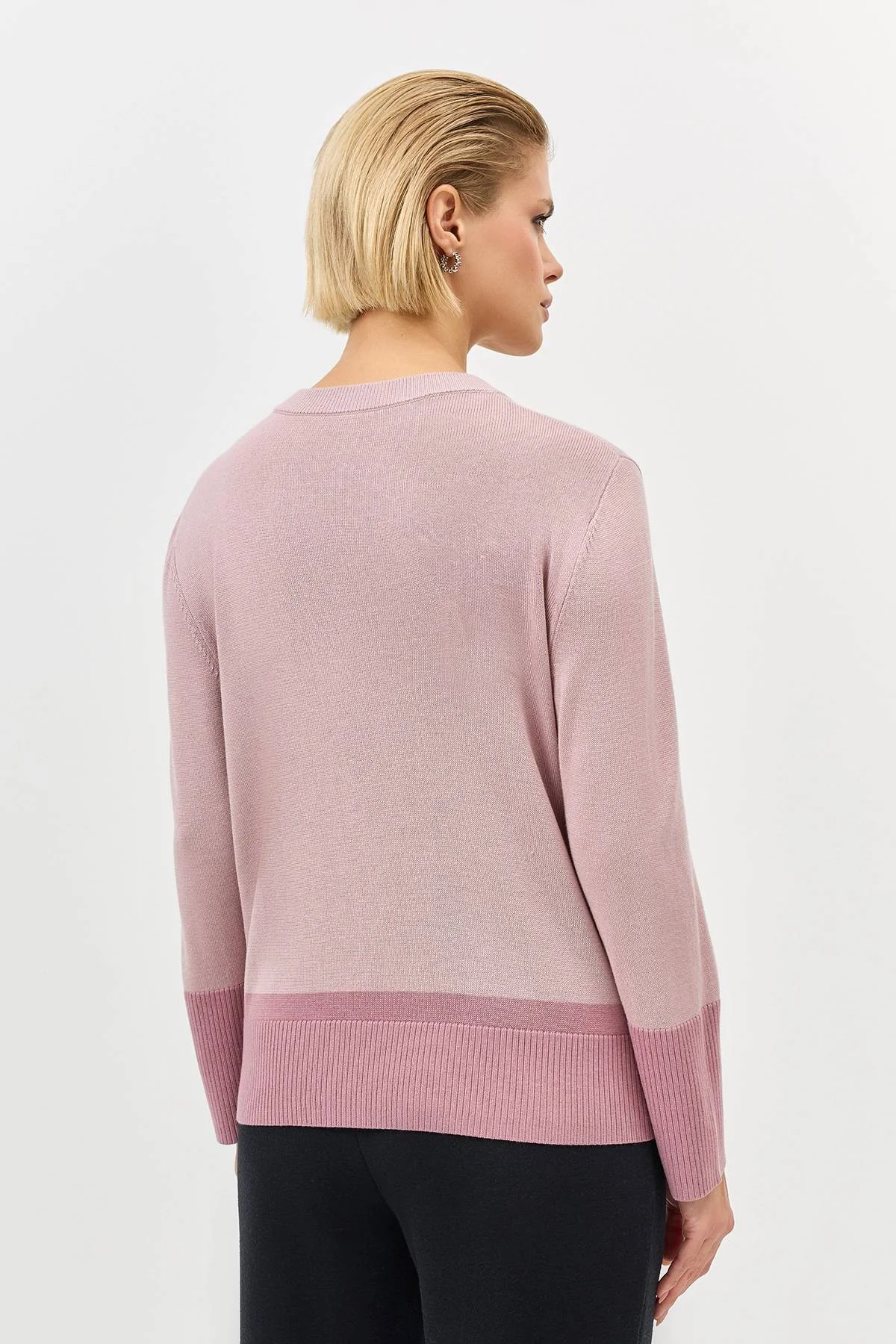 Свободный джемпер с контрастными деталями, 38