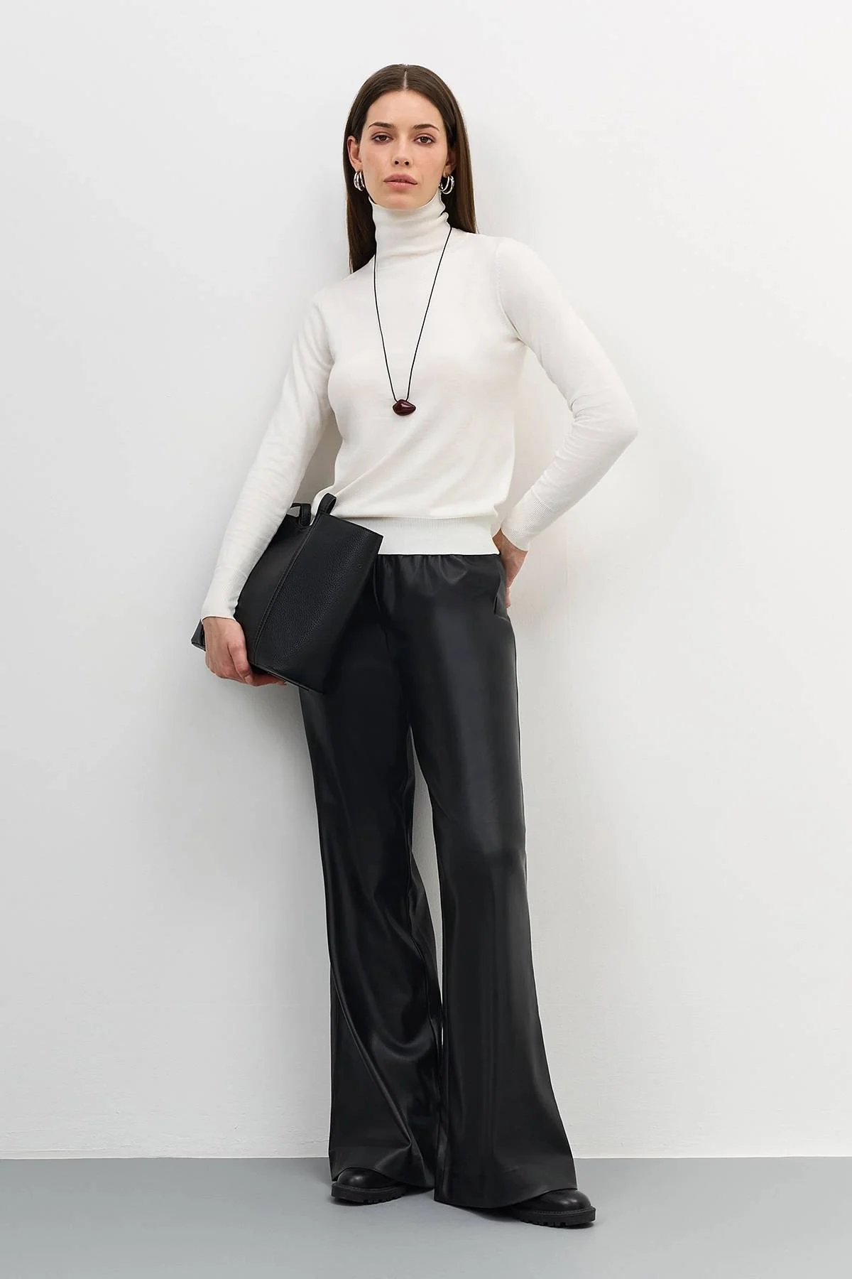 Черные брюки с карманами, 42