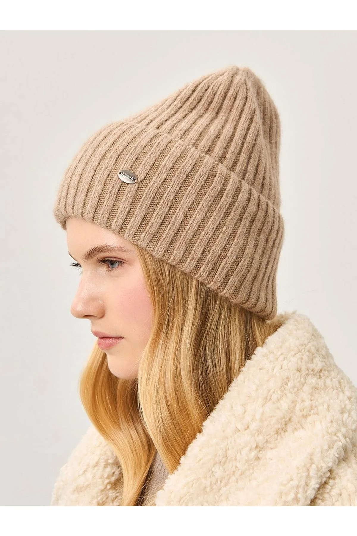 Шапка бежевая, One