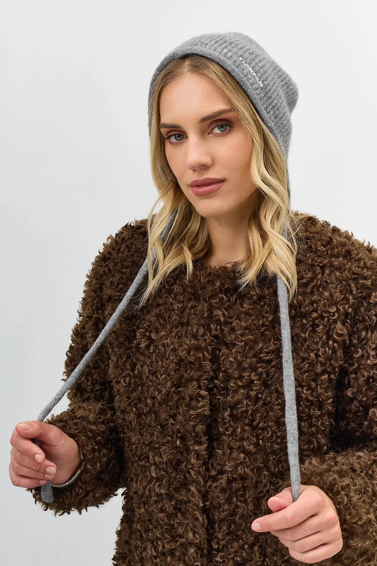 Серая шапка-чепчик с завязками, One