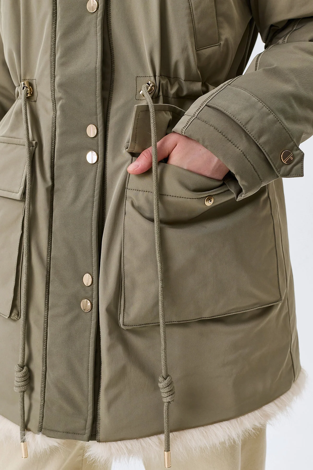 Оливковое пальто-парка с эко-мехом, 42