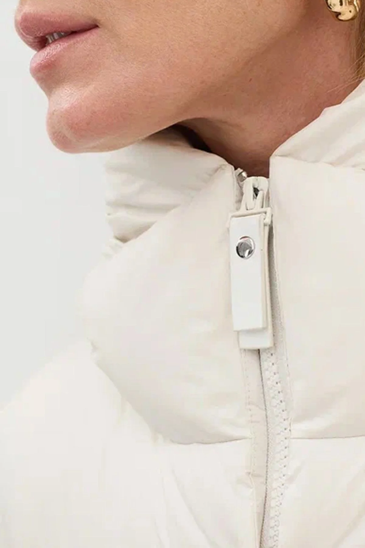 Удлиненное пальто свободного силуэта из натурального пуха в светло-бежевом цвете, 52р