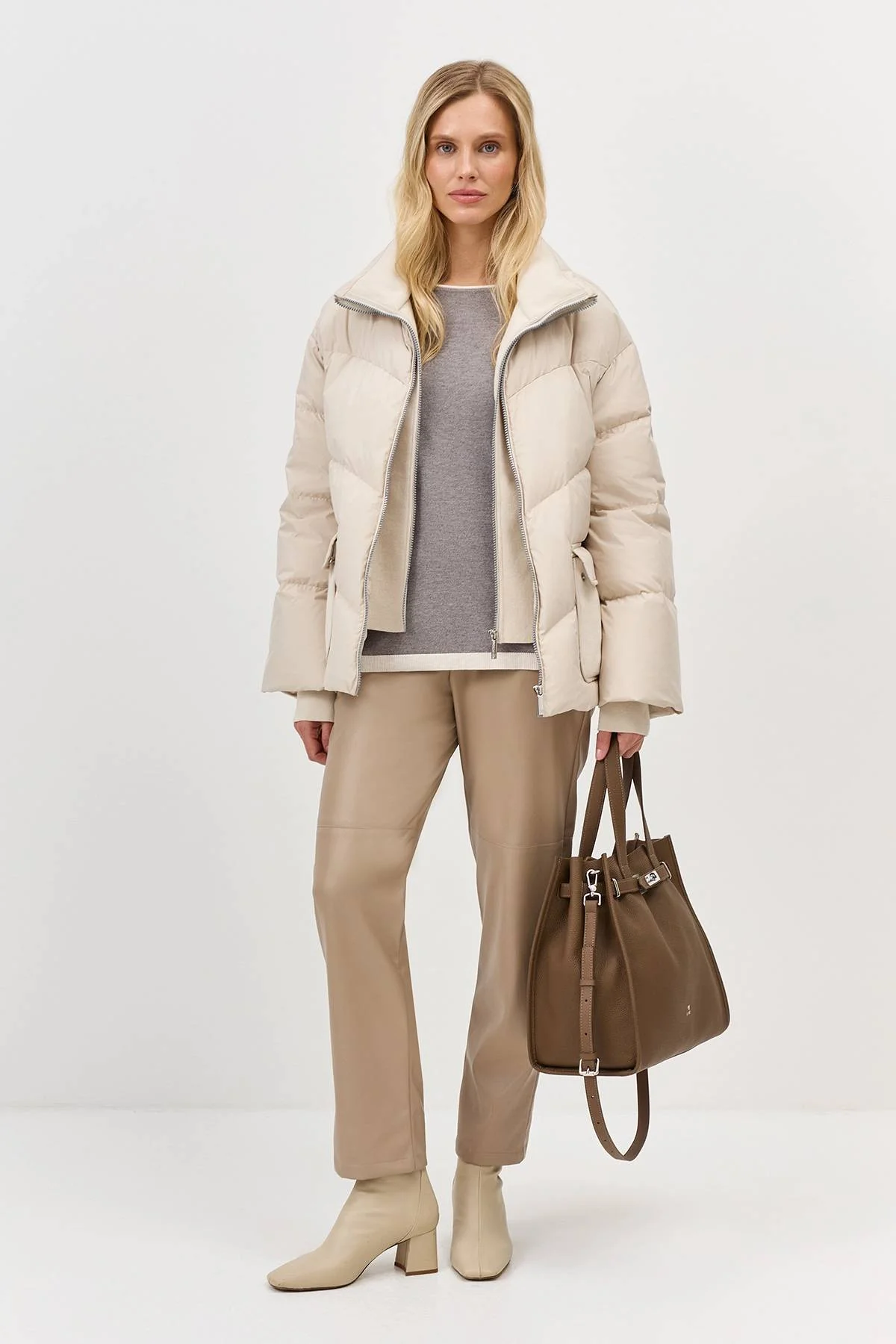 Лимитированная серия куртка с трикотажной манишкой в светло-бежевом цвете с  палантином, 40