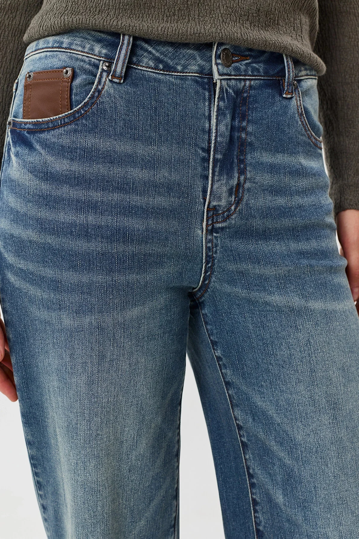 Джинсы Straight fit с деликатной варкой, 52