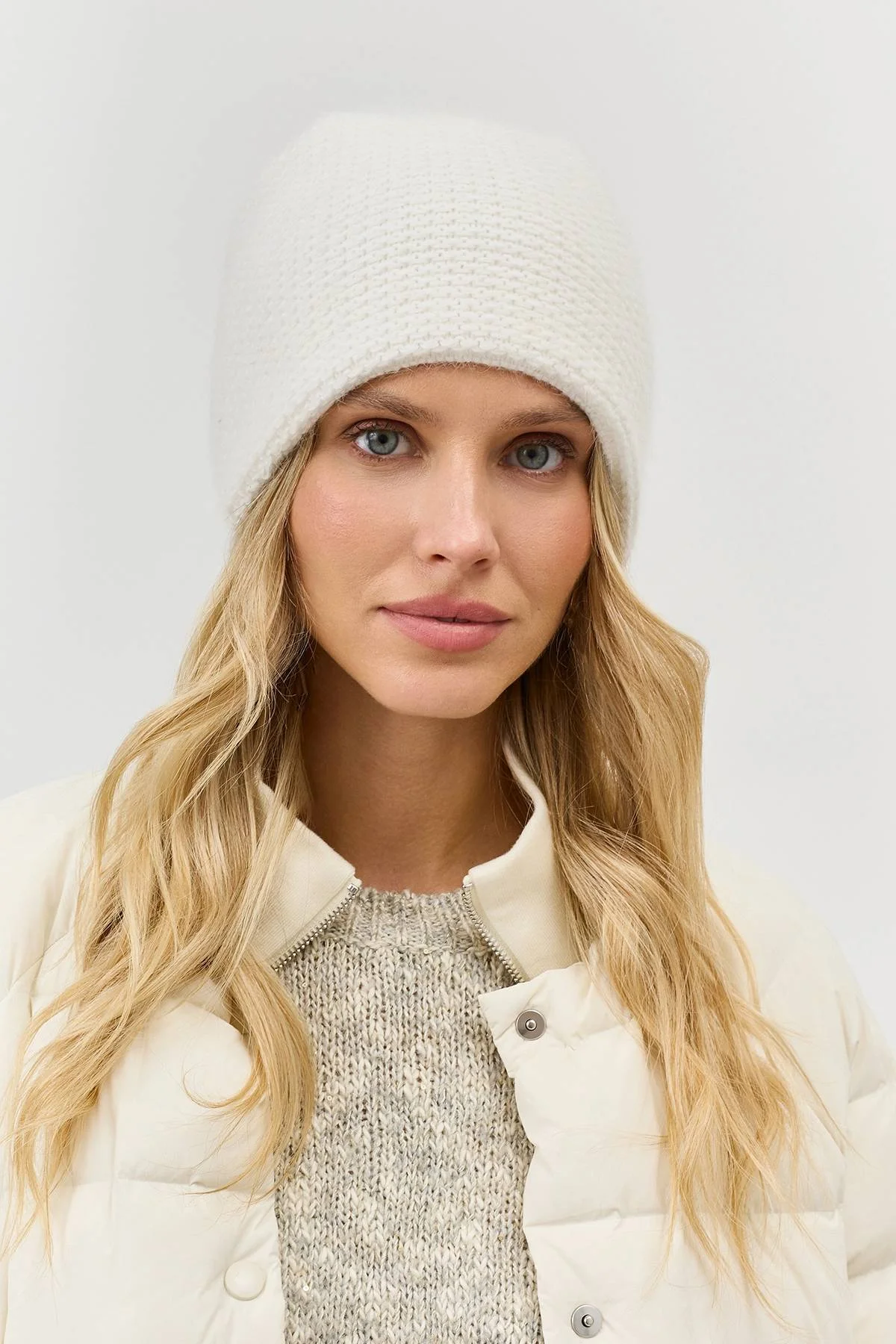 Белая шапка бини с ангорой и вискозой