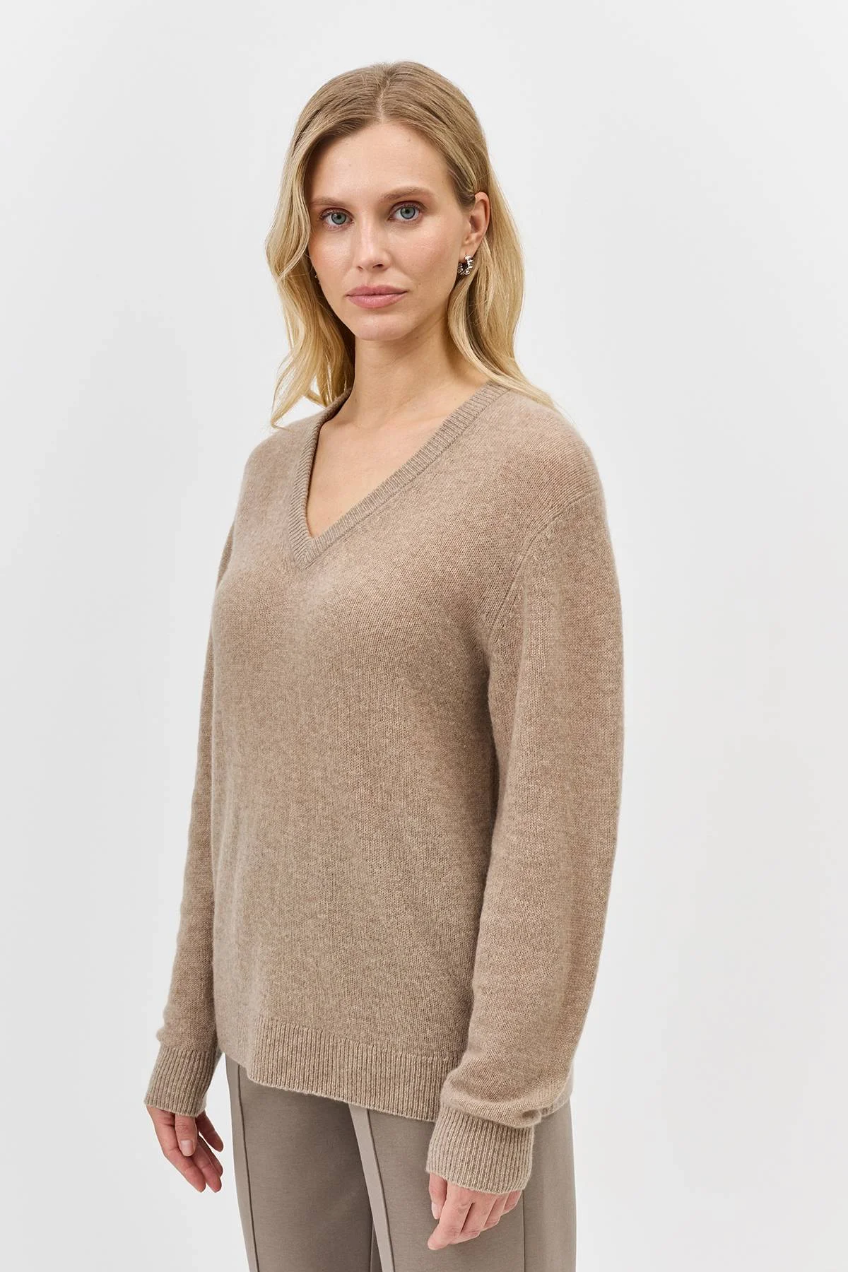 Лимитированная серия джемпер с V-образным вырезом из 100% кашемира и ремень, 42