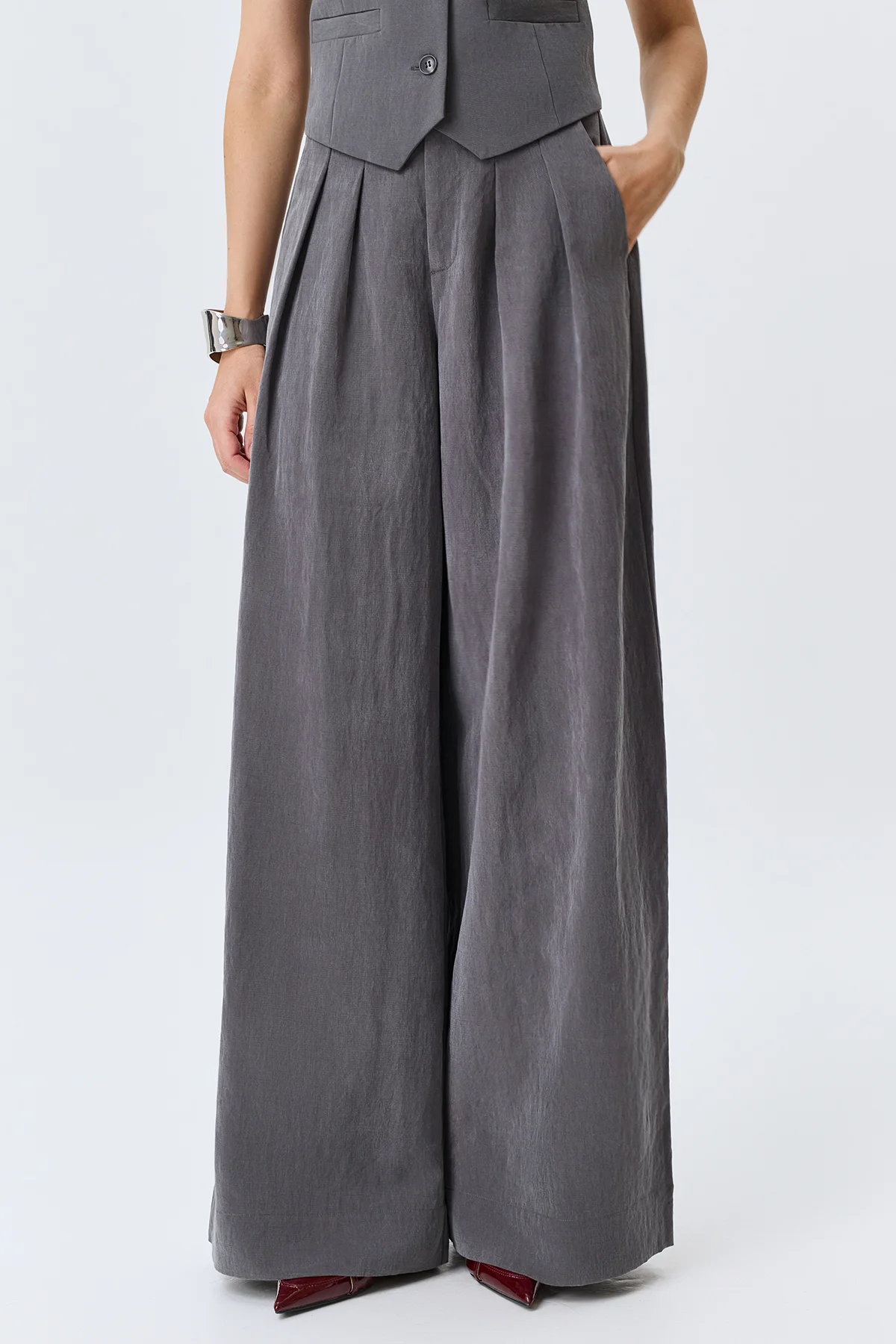 Брюки с акцентными складками из лиоцелла, 46