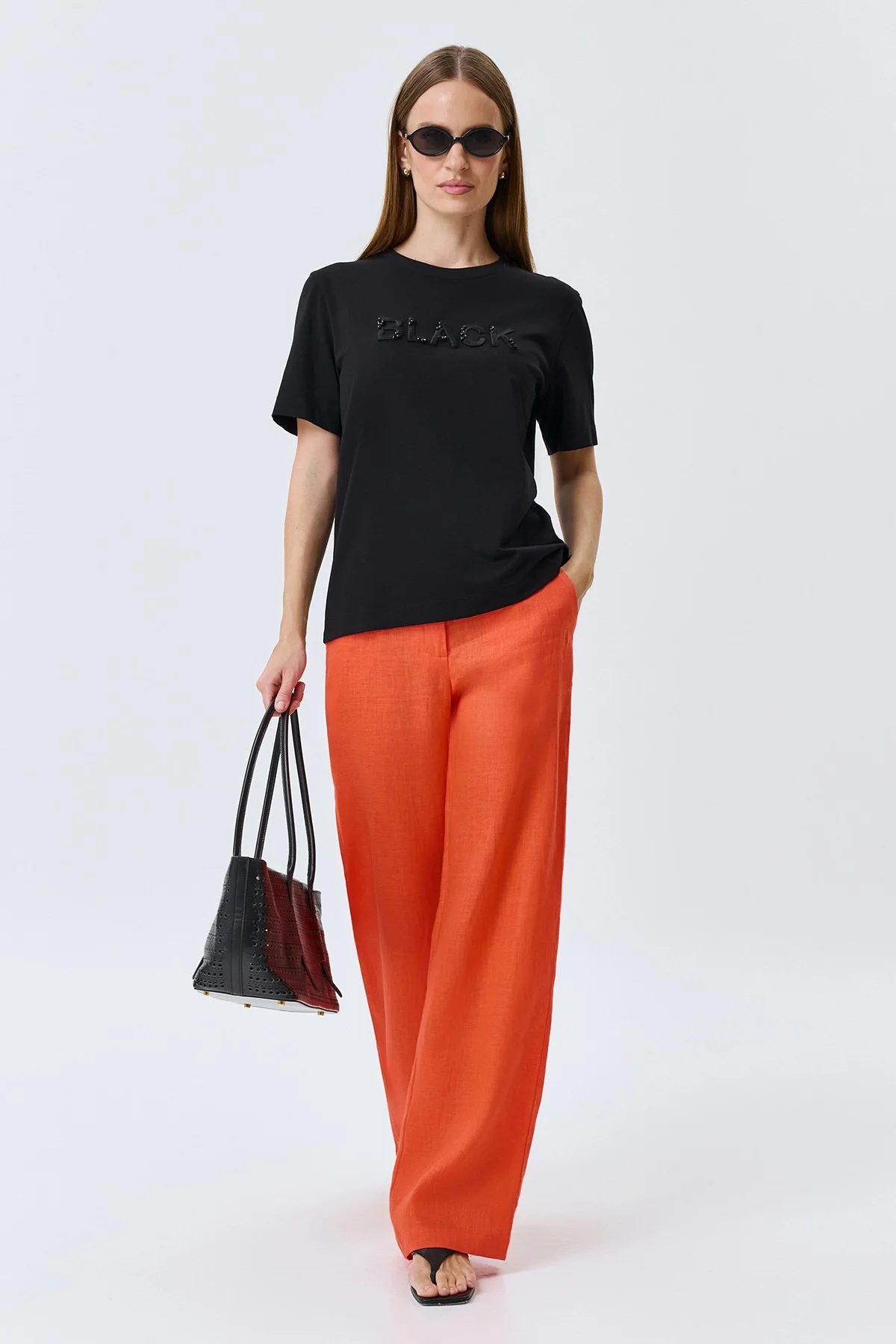 Футболка с объемной вышивкой и стразами, 44