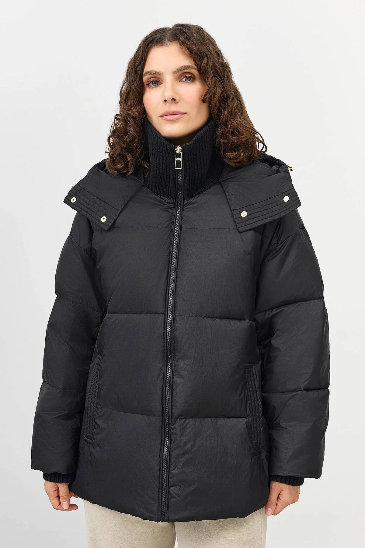 Лимитированная серия черная куртка из нейлона с метализированным эффектом с палантином, 46