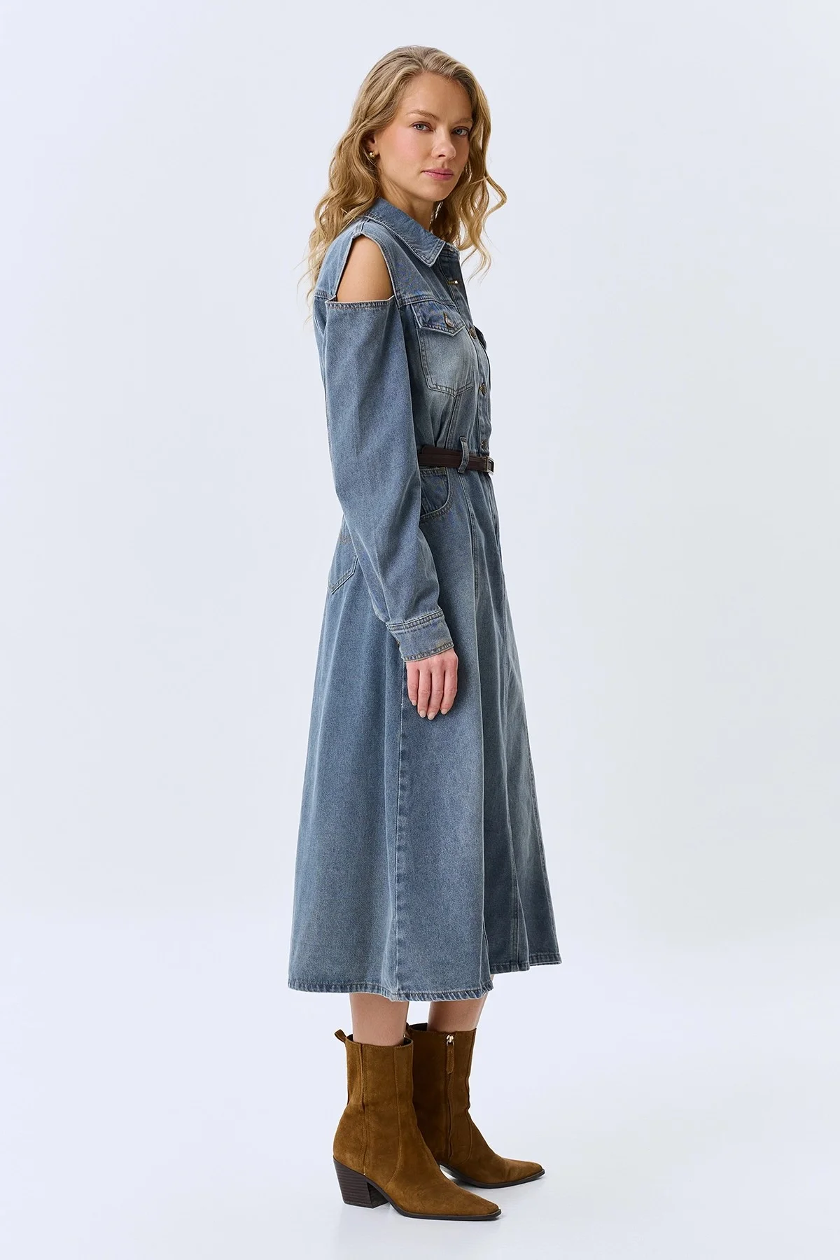 Джинсовое платье с вырезами на плечах, 40