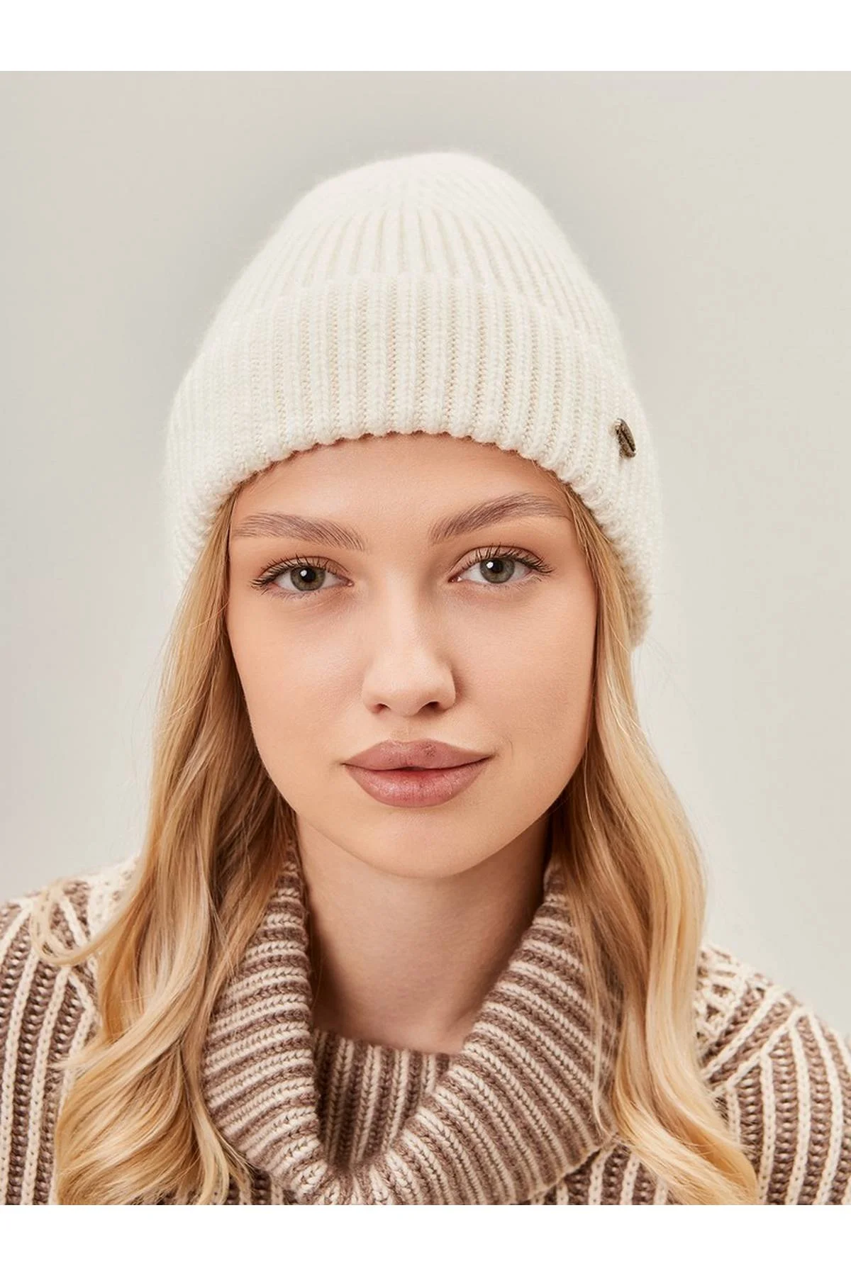 Шапка белая, One