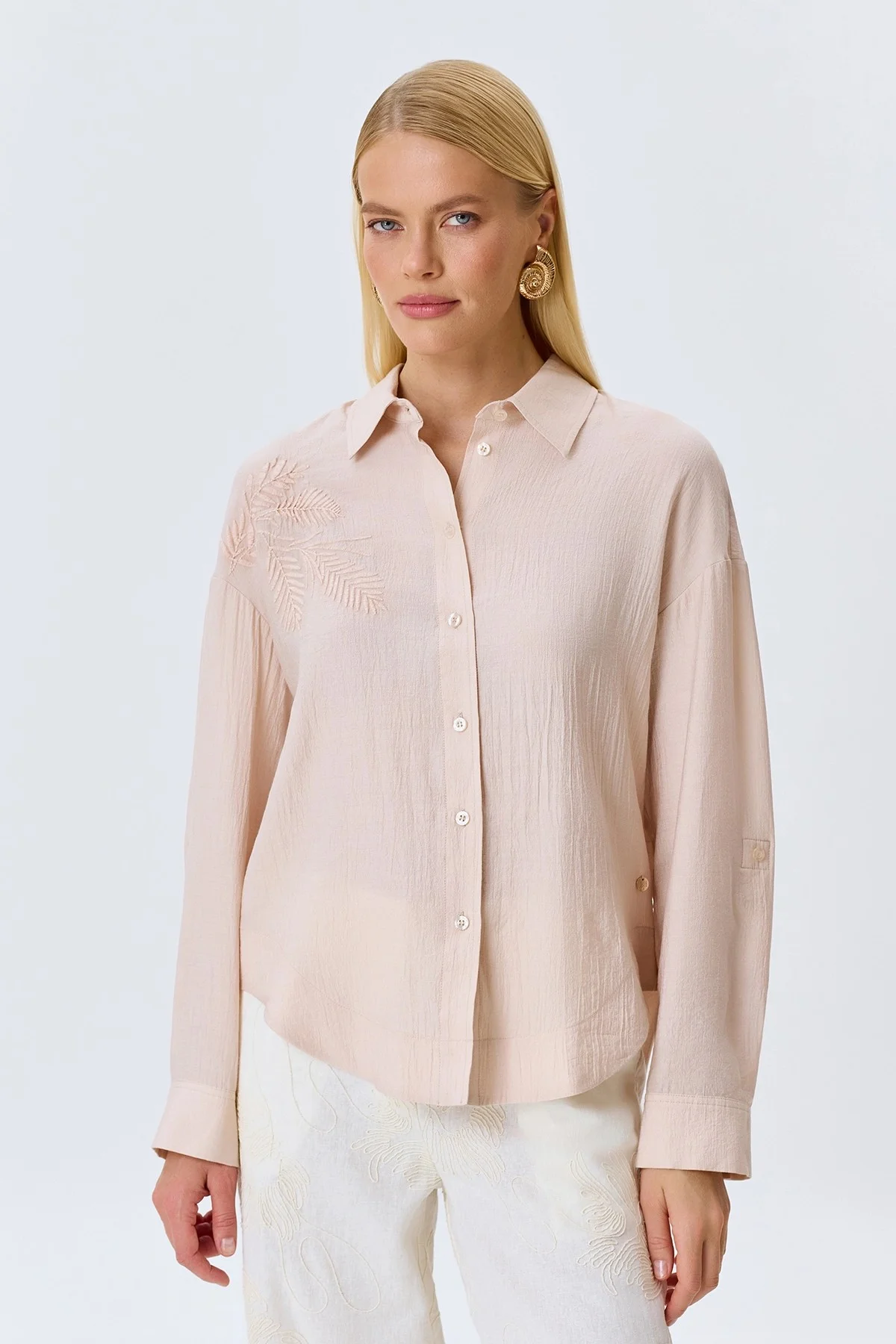 Блузка с акцентной вышивкой, 40