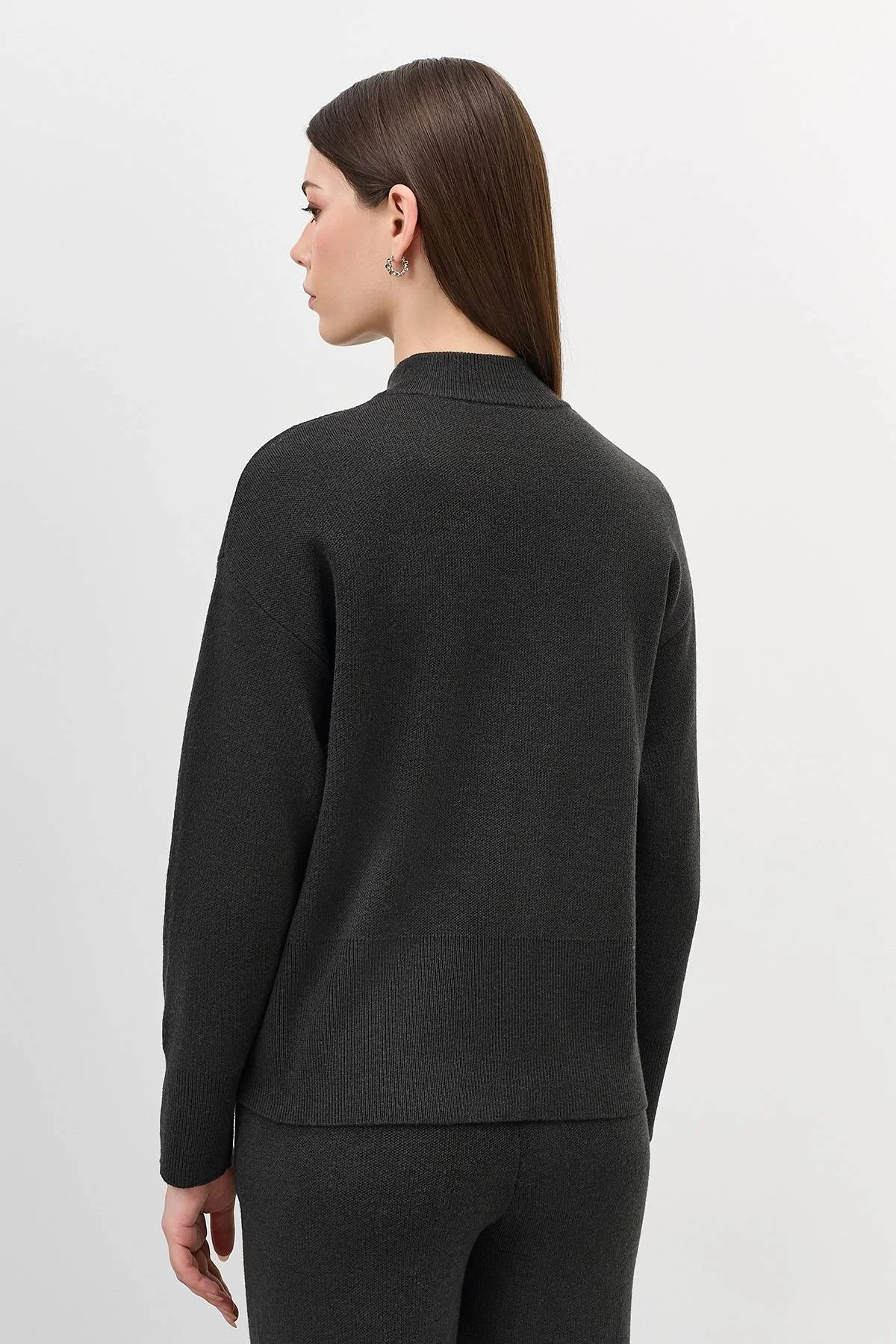 Темный свободный свитер с шерстью, 42