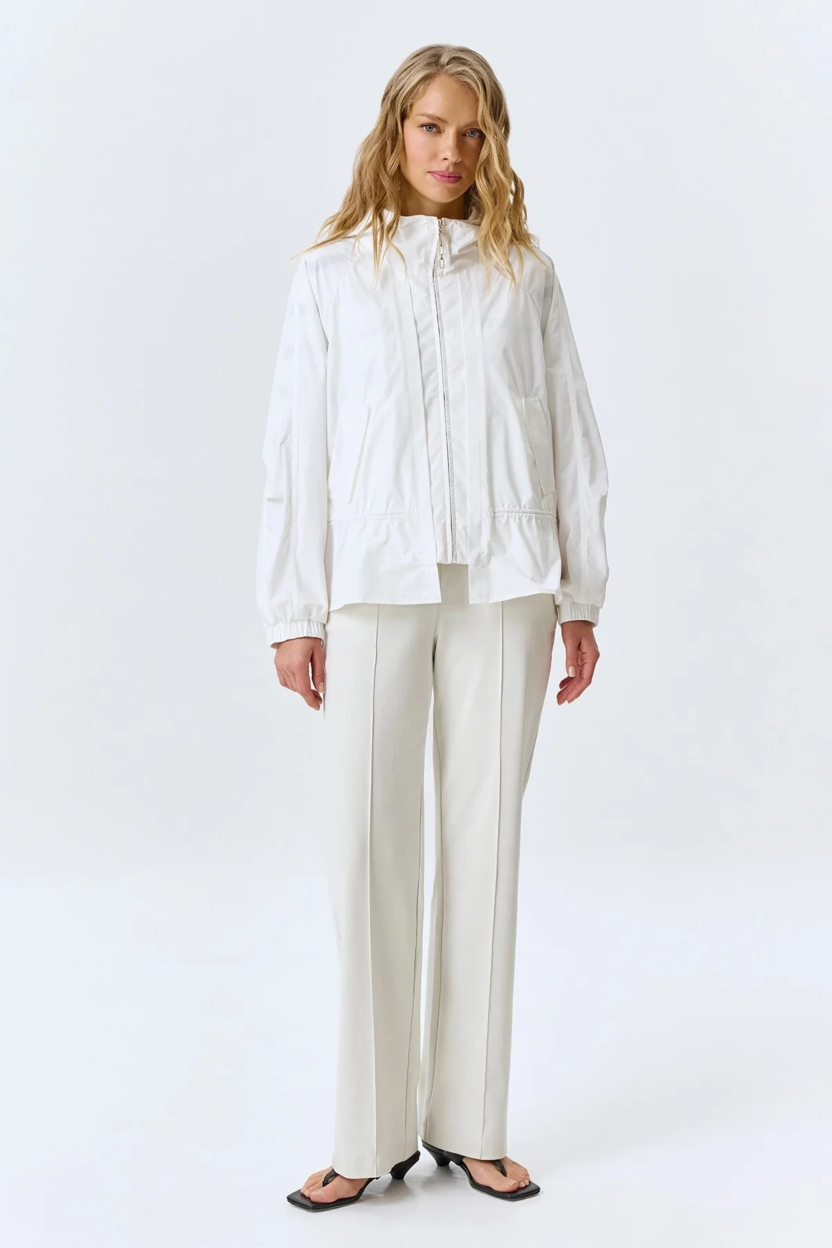 Легкая ветровка с капюшоном, 42