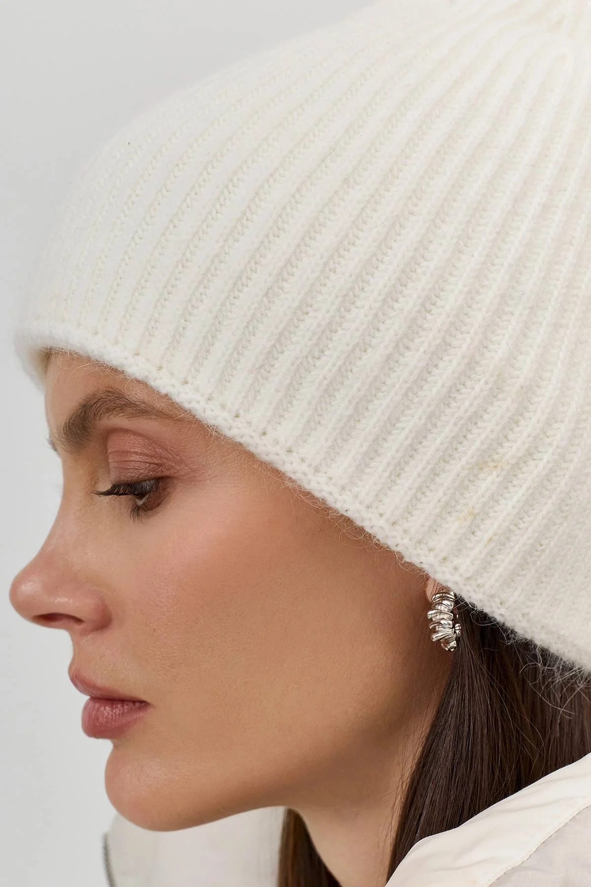 Белая шапка в рубчик с ангорой, One