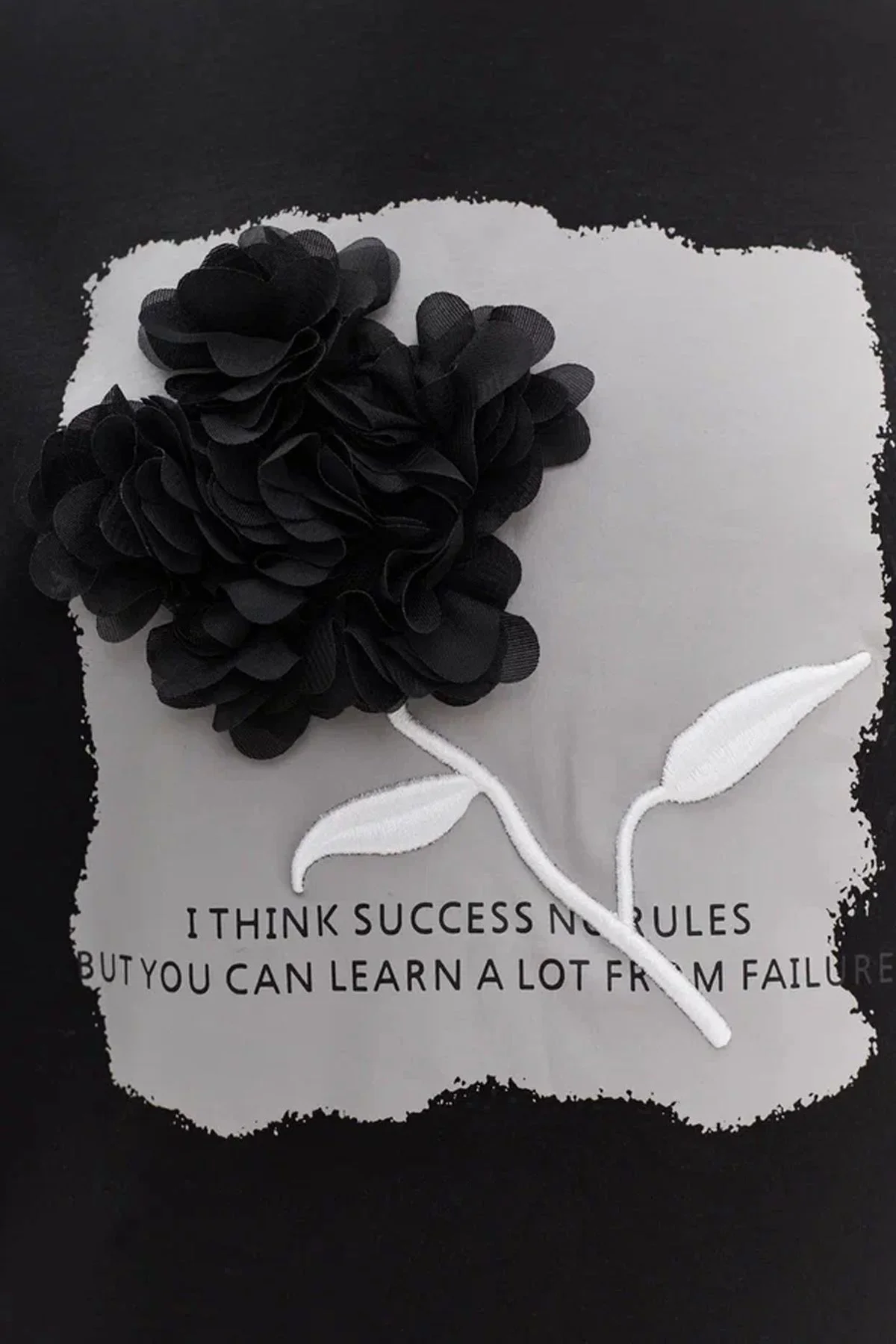 Футболка чёрного цвета с объёмной аппликацией и надписью, 54р