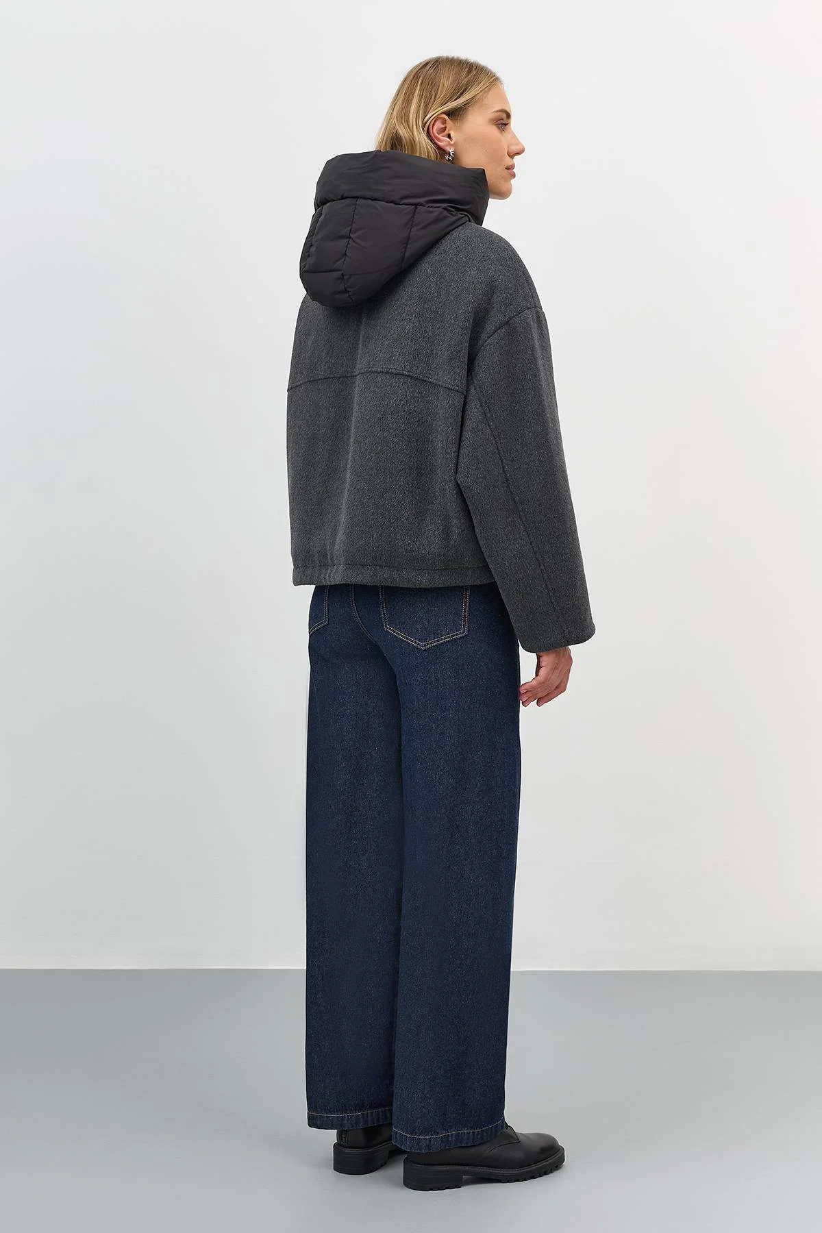 Лимитированная серия куртка с светло-серым палантином, 46