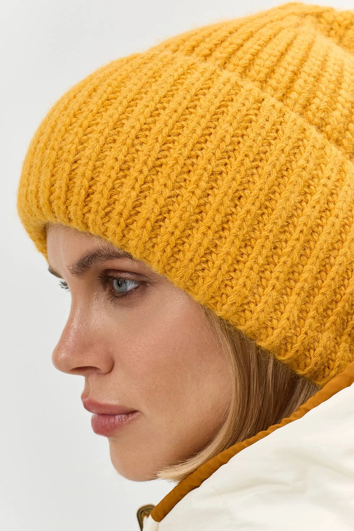 Базовая шапка бини в рубчик, One