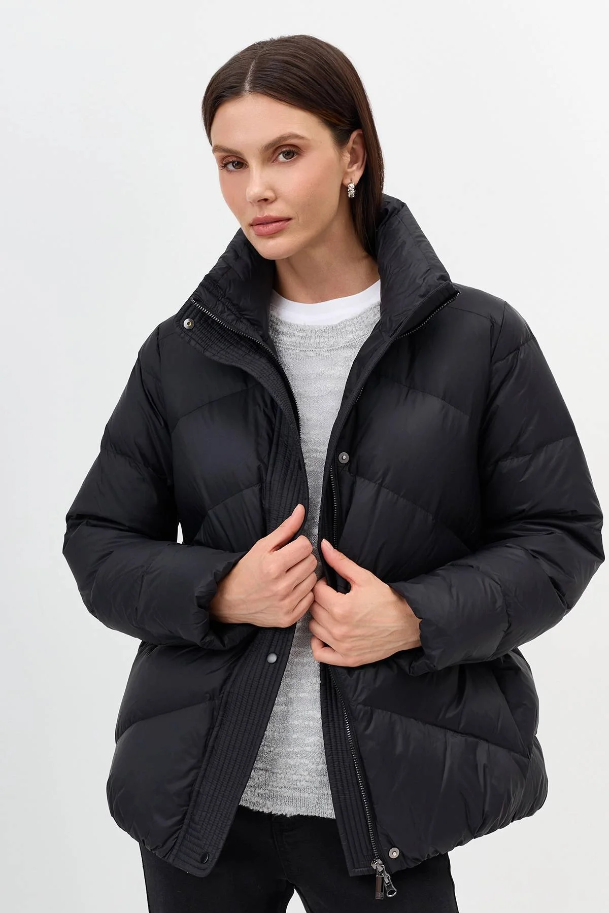 Лимитированная серия легкая куртка в черном цвете с  палантином, 44