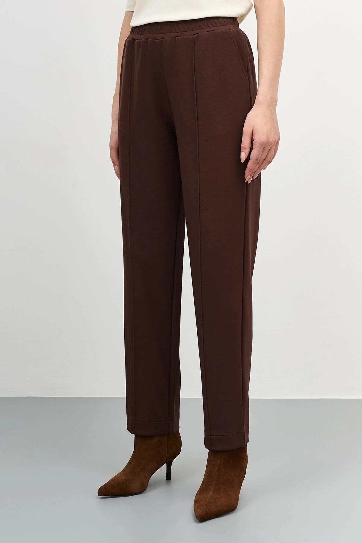 Брюки из вискозы со стрелками, 46 Брюки из вискозы со стрелками, 46