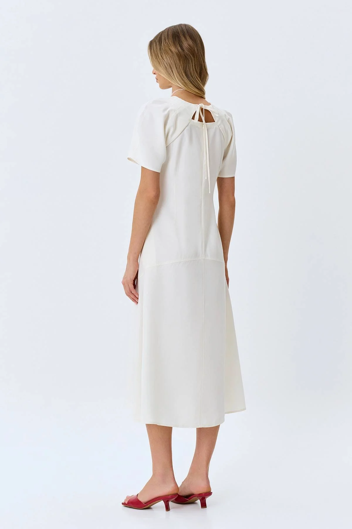 Платье А-силуэта с деталью на спинке в белом цвете, 52