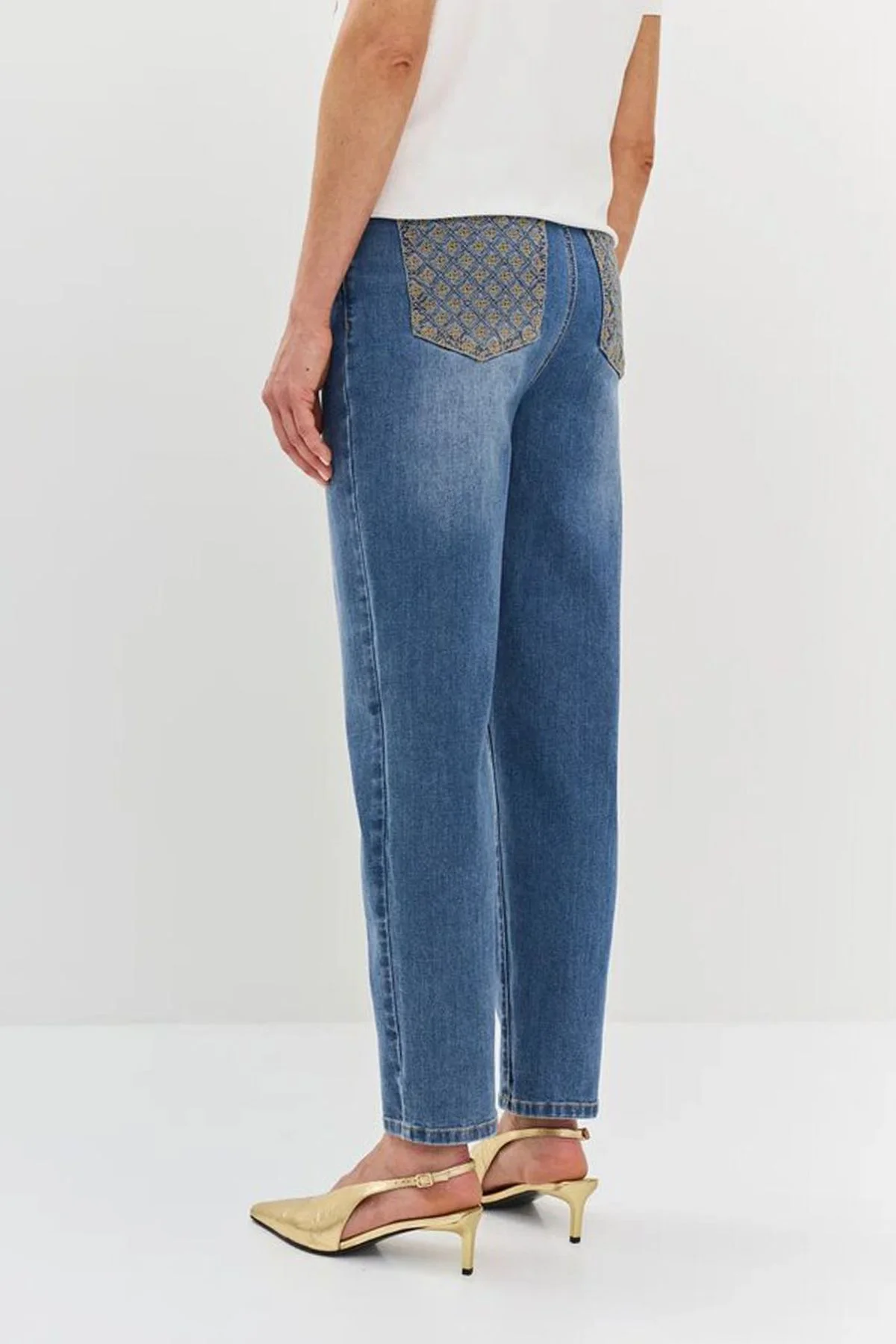 Джинсы с контрастной вышивкой на задних карманах и кокетке, 50р