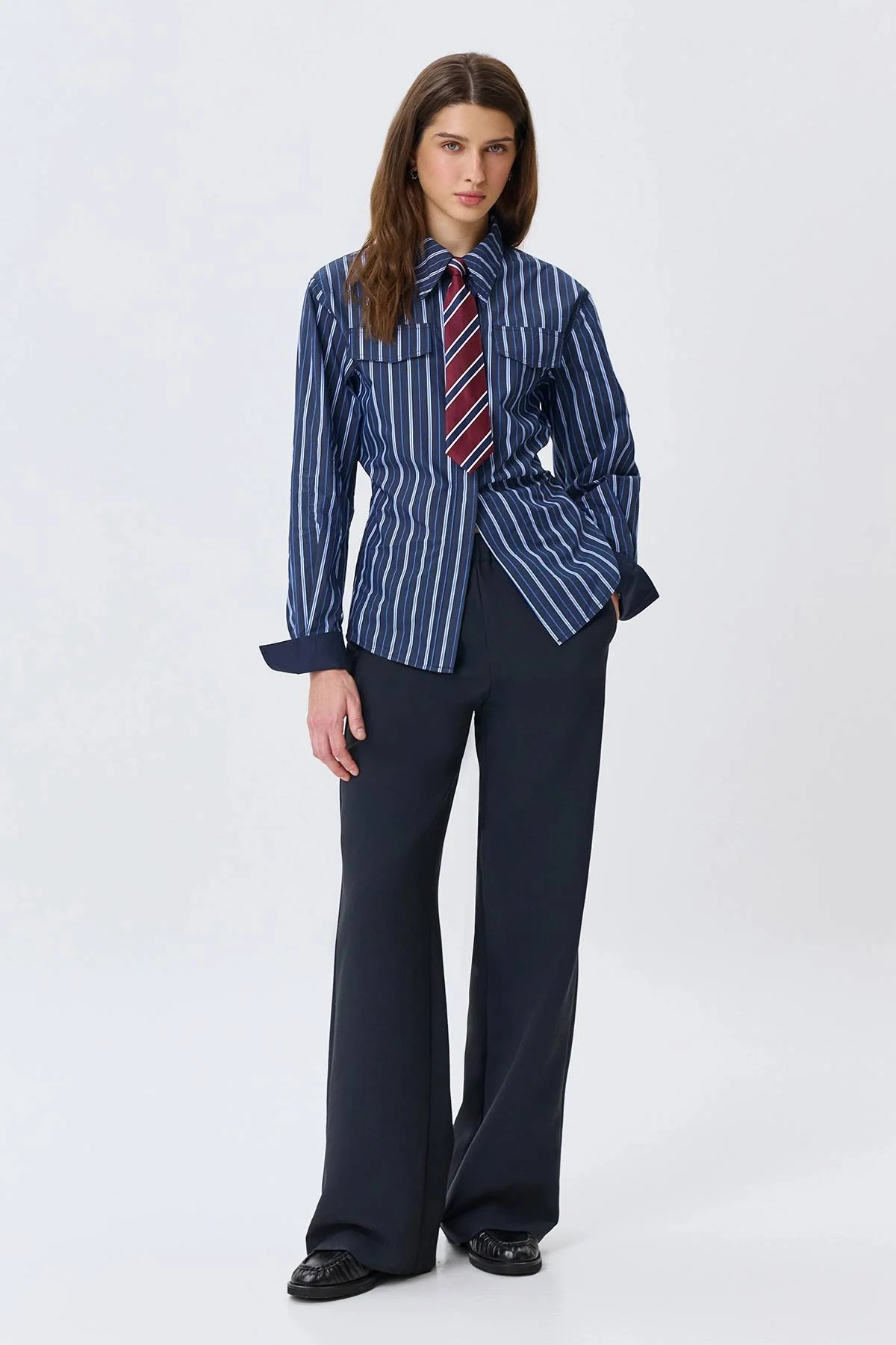 Яркая приталенная рубашка в полоску, 42