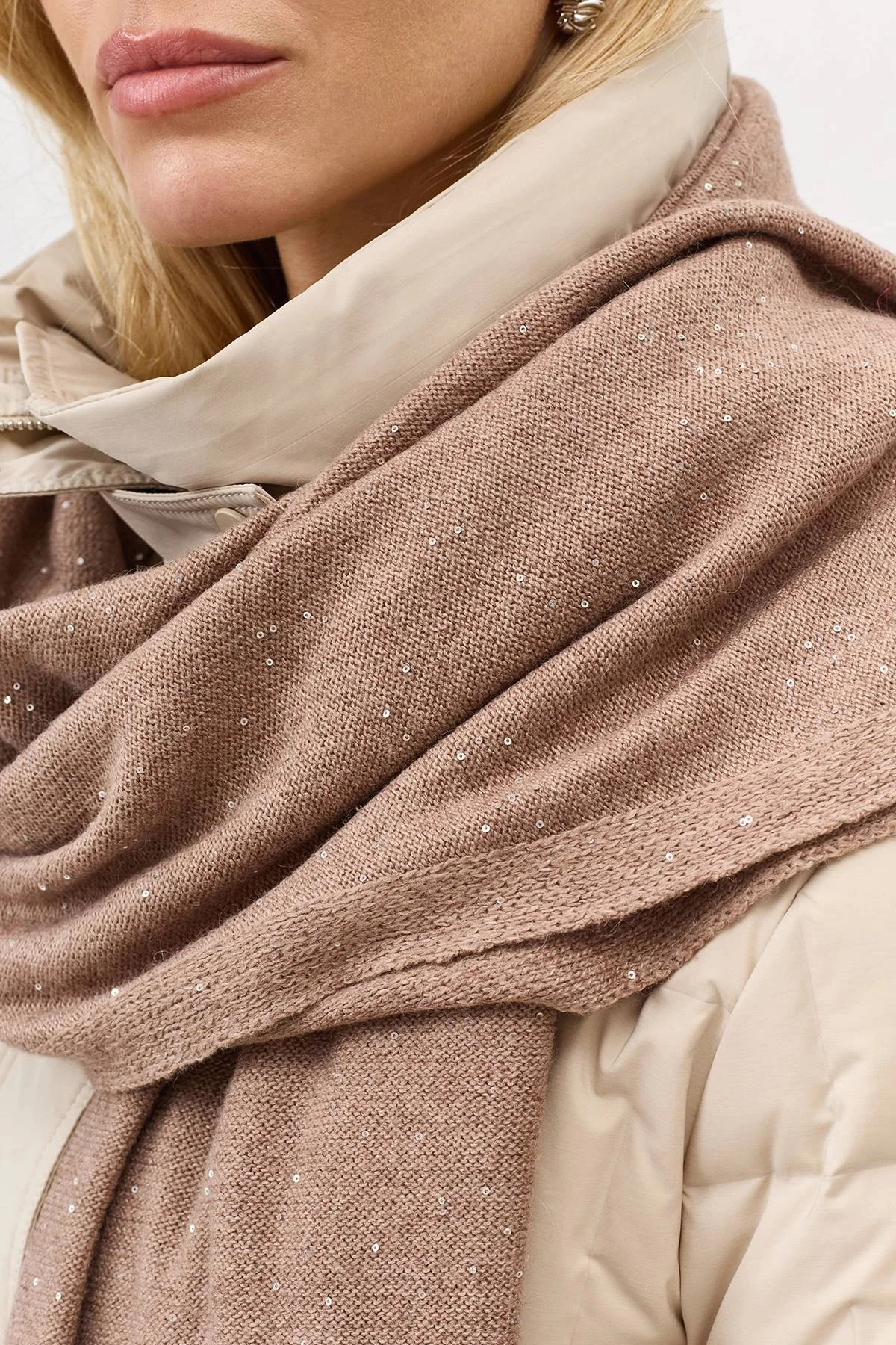 Вязаный шарф с деликатными пайетками, One