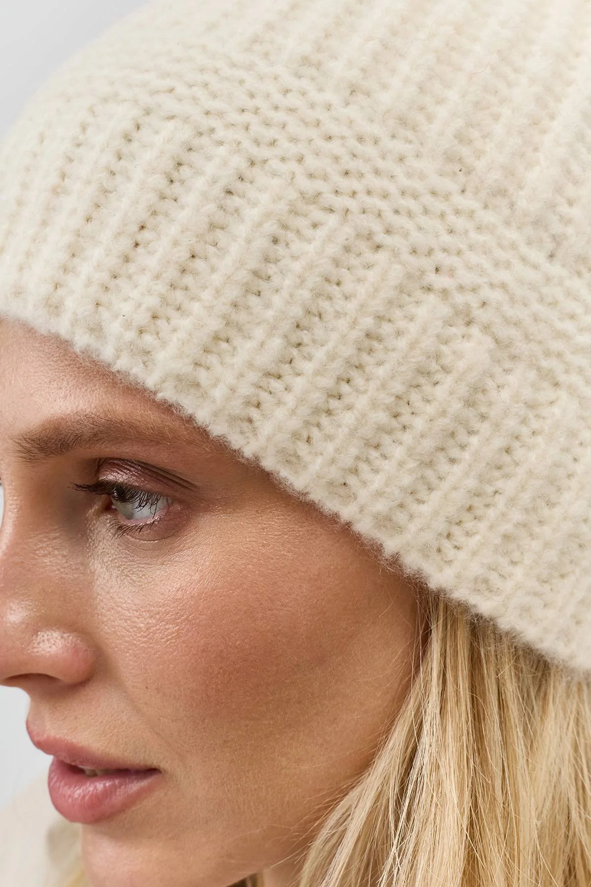 Светлая шапка с шерстью, One