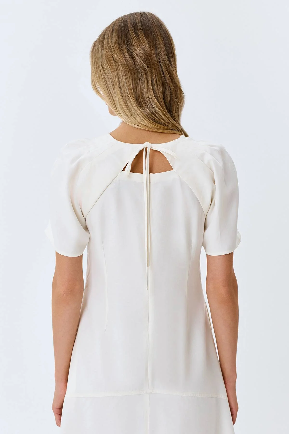 Платье А-силуэта с деталью на спинке в белом цвете, 52