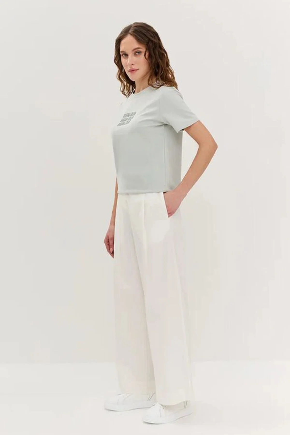 Однотонная футболка серо-голубого цвета с объёмным декором, 52р