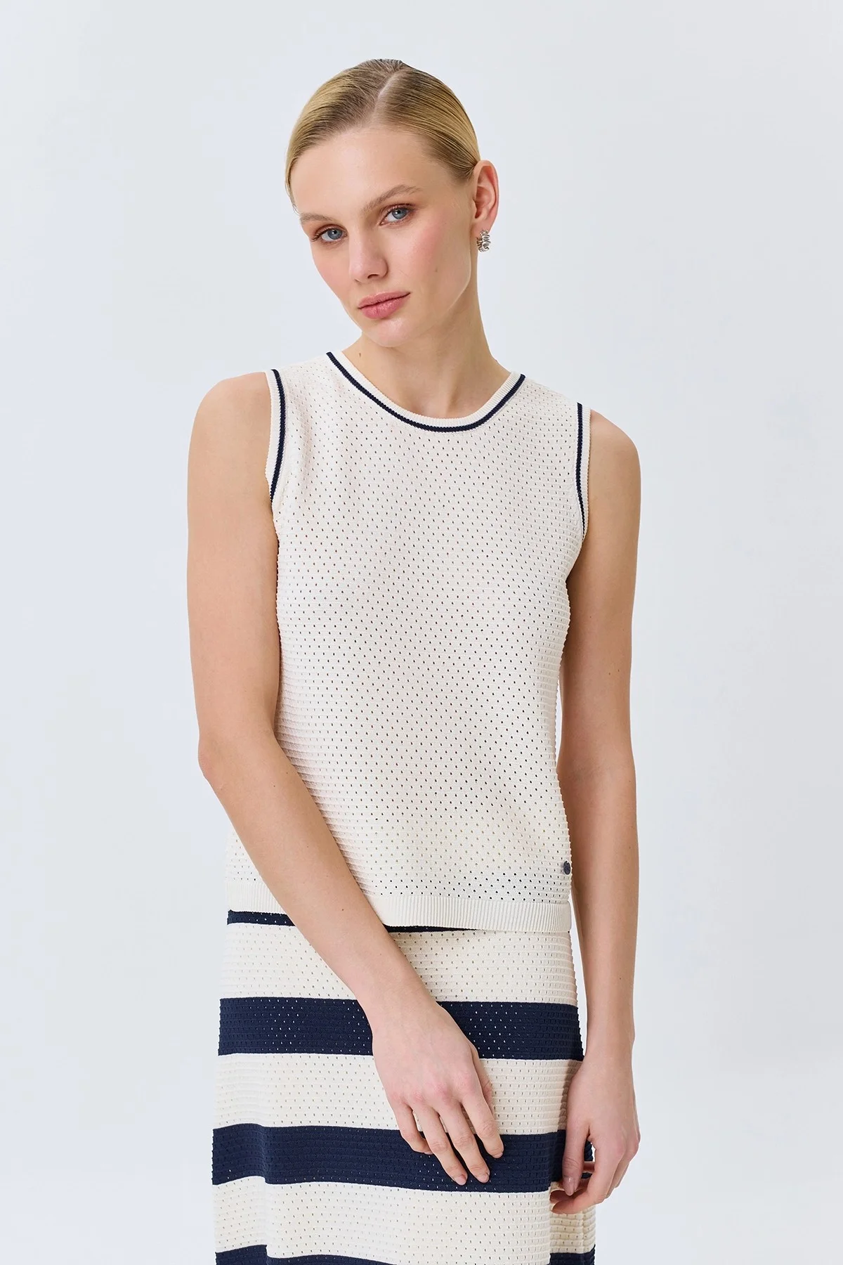 Ажурный топ с контрастными кантами, 48