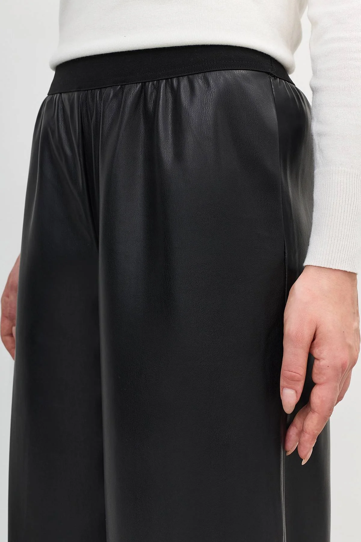 Черные брюки с карманами, 52