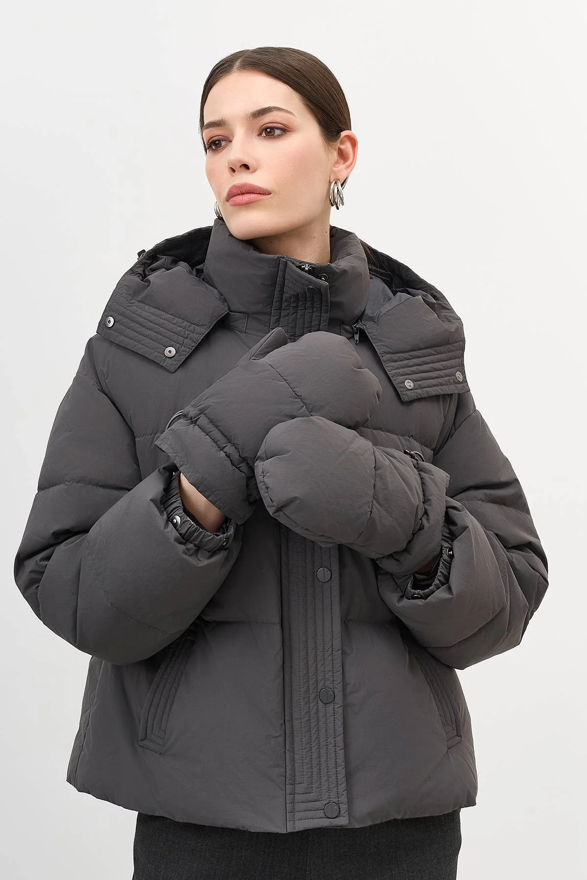 Лимитированная серия графитовая куртка с четким кроем и асимметрией с варежками, 50