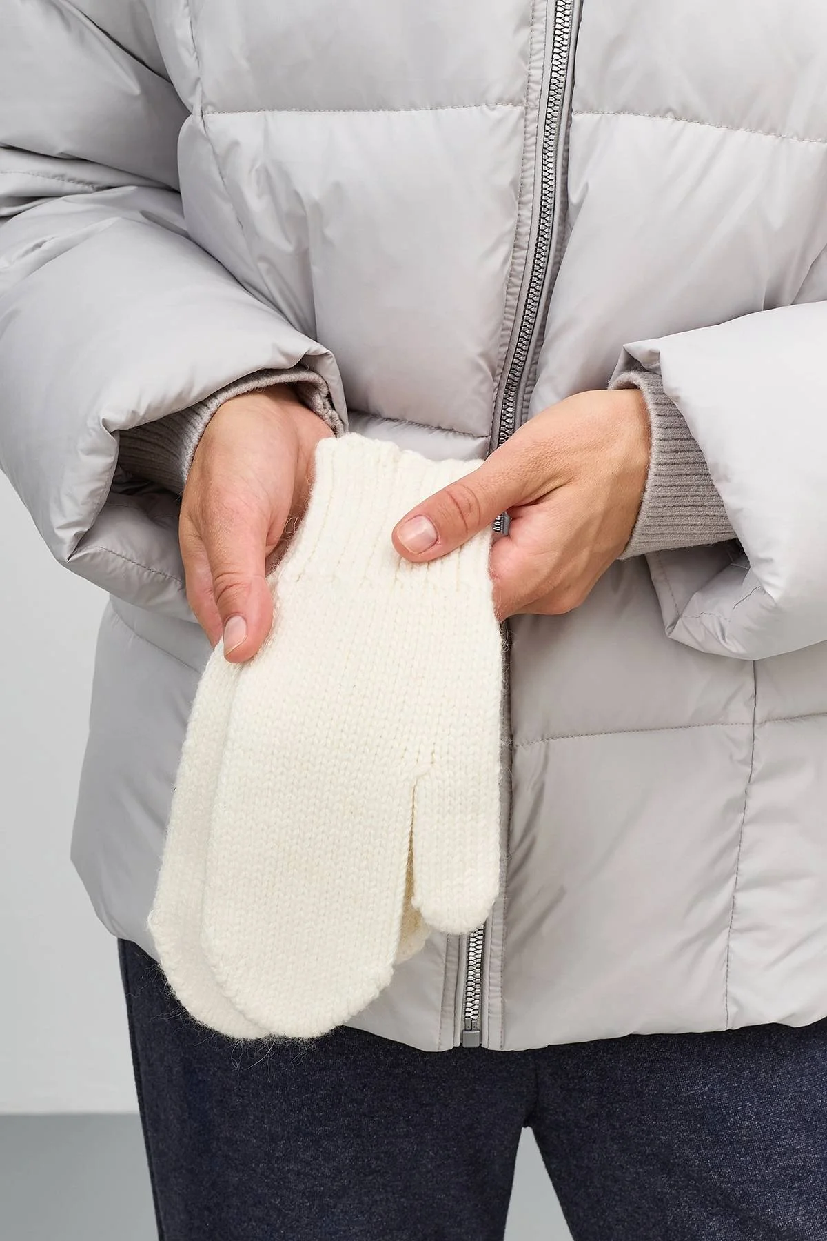 Белые теплые варежки с ангорой, One