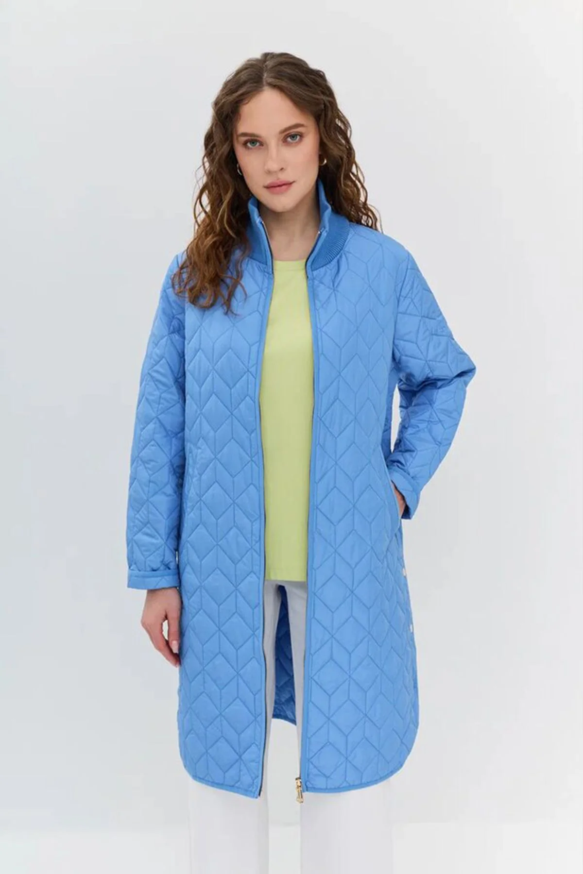 Яркое пальто с фигурной стежкой и удлиненной спинкой, 48р