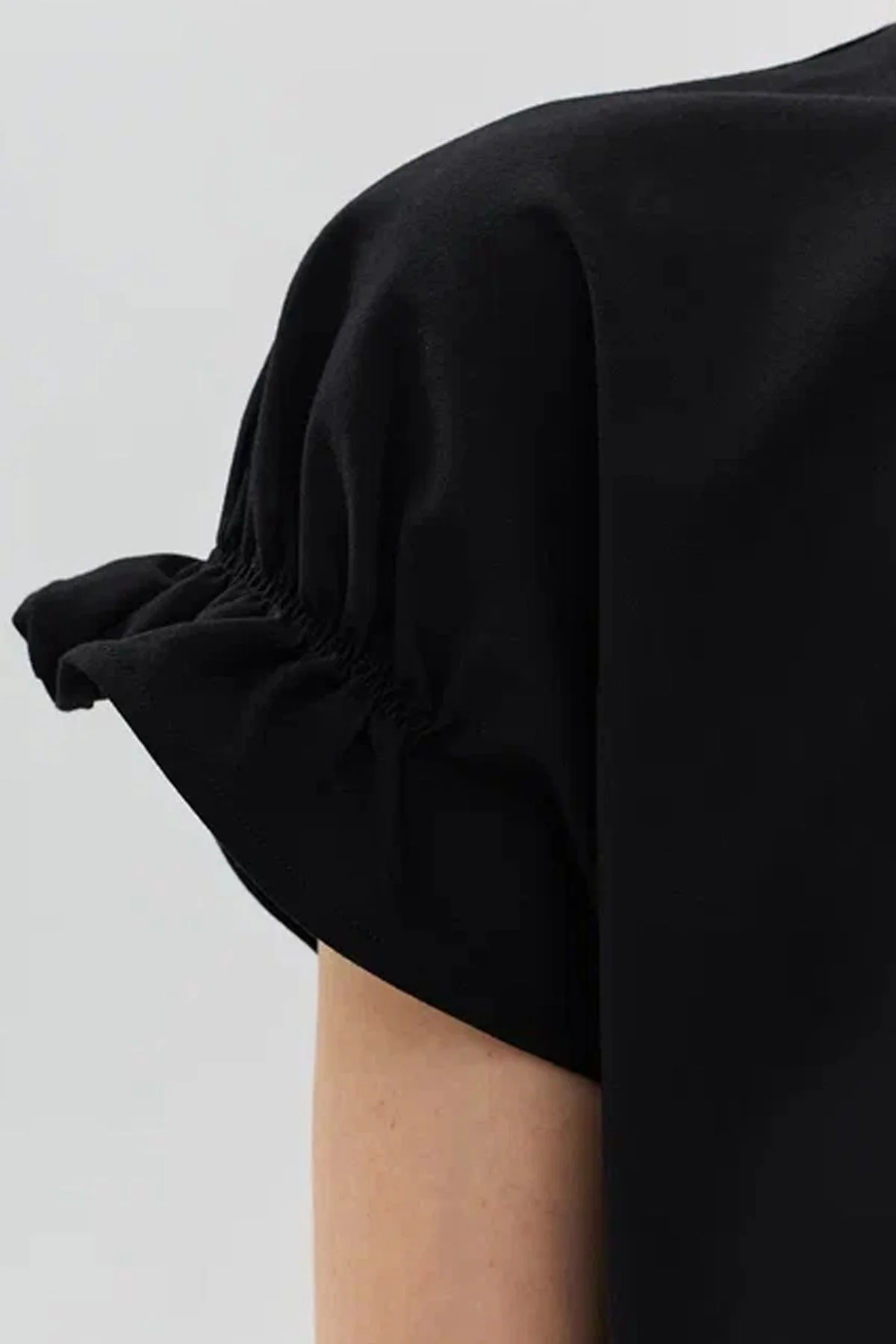 Романтичная футболка со сборкой по низу рукавов в черном цвете, 52р