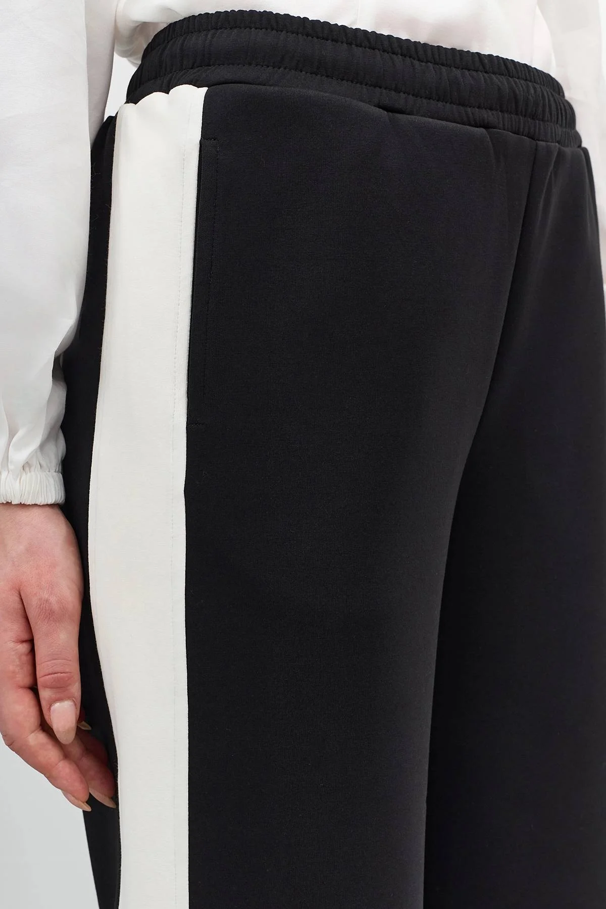 Брюки с контрастными лампасами, 42 Брюки с контрастными лампасами, 42