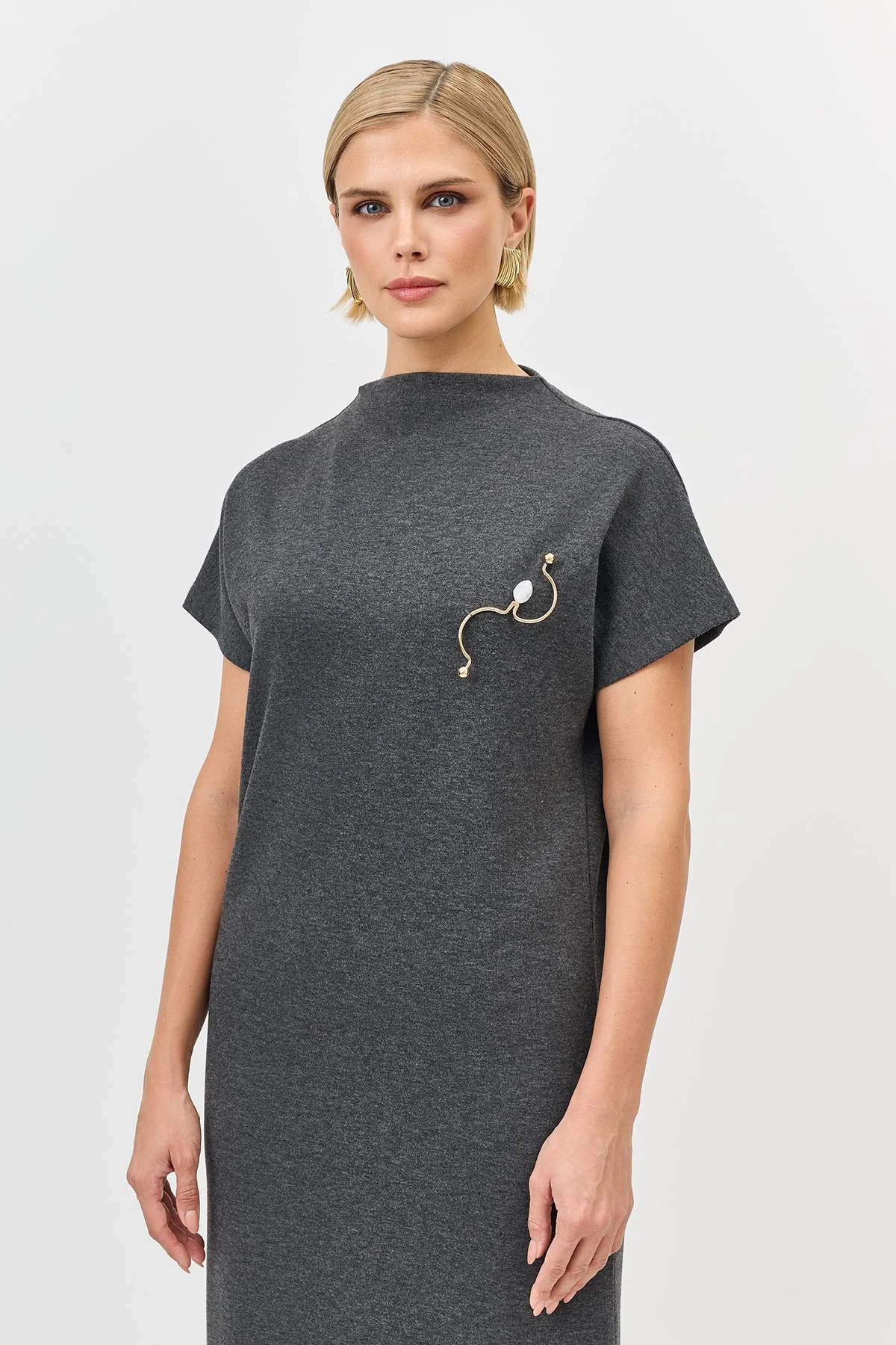 Лимитированная серия платье-миди с брошью и палантином, 34