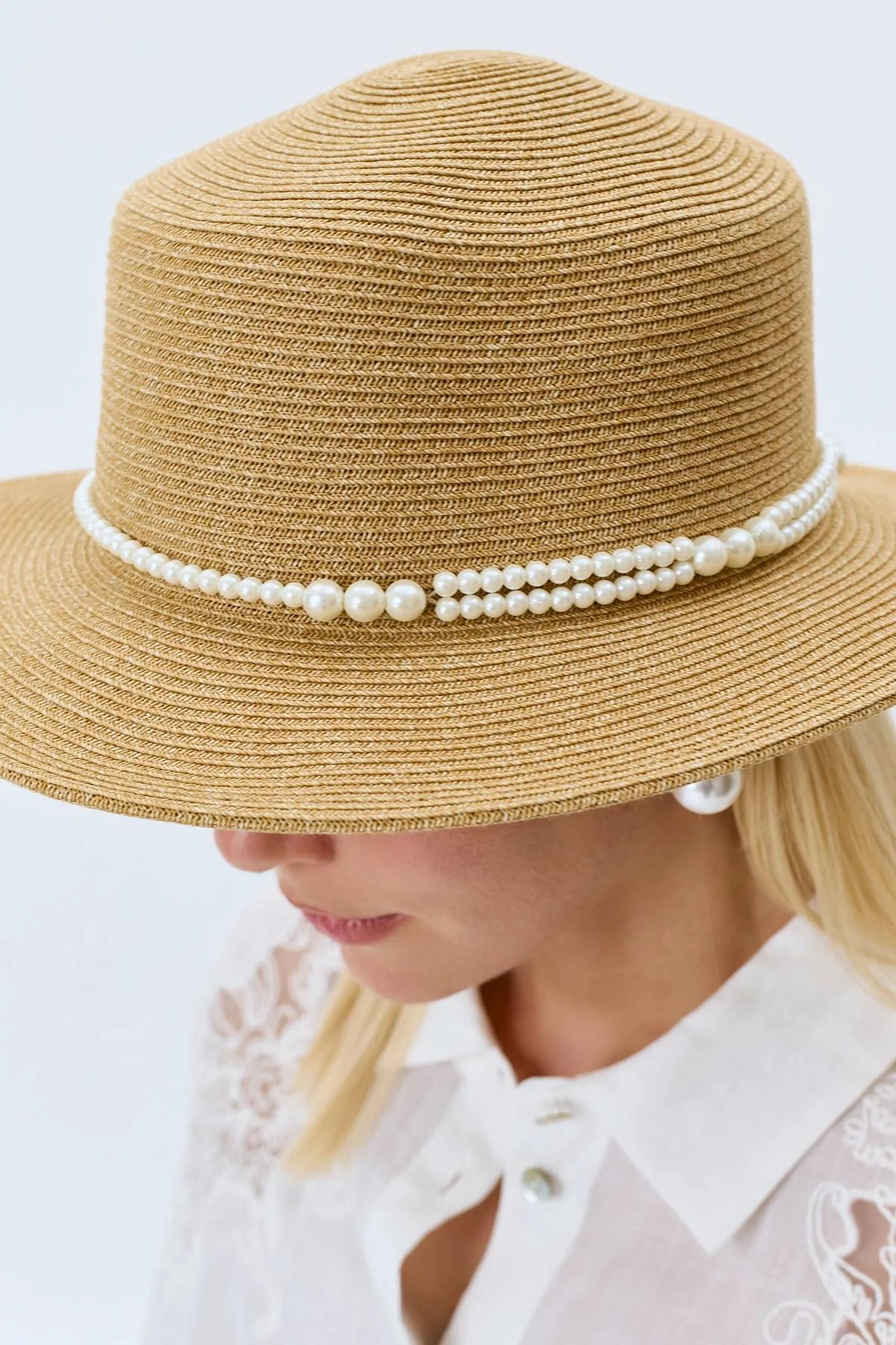 Шляпа-канотье с жемчужинами, One