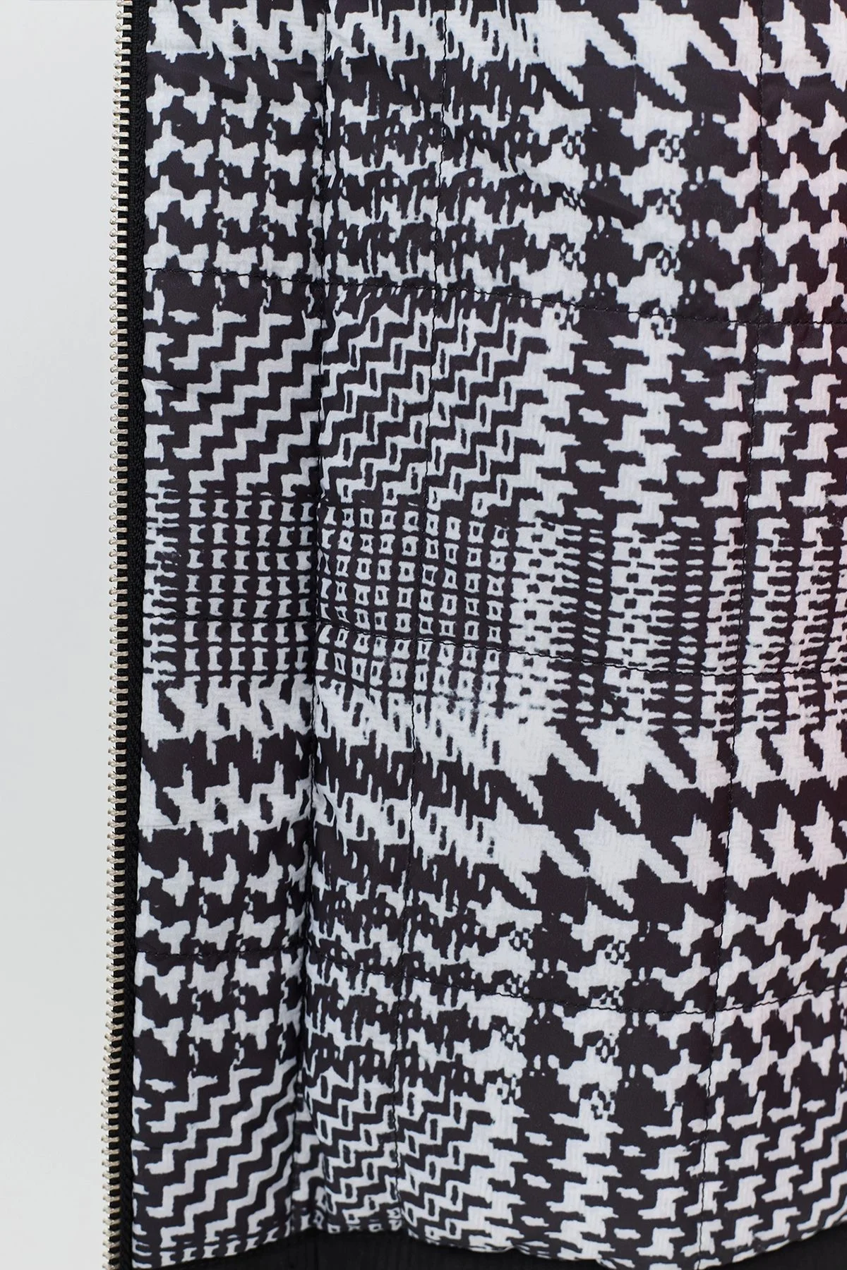 Куртка с принтованной подкладкой и несъемным капюшоном, 52р