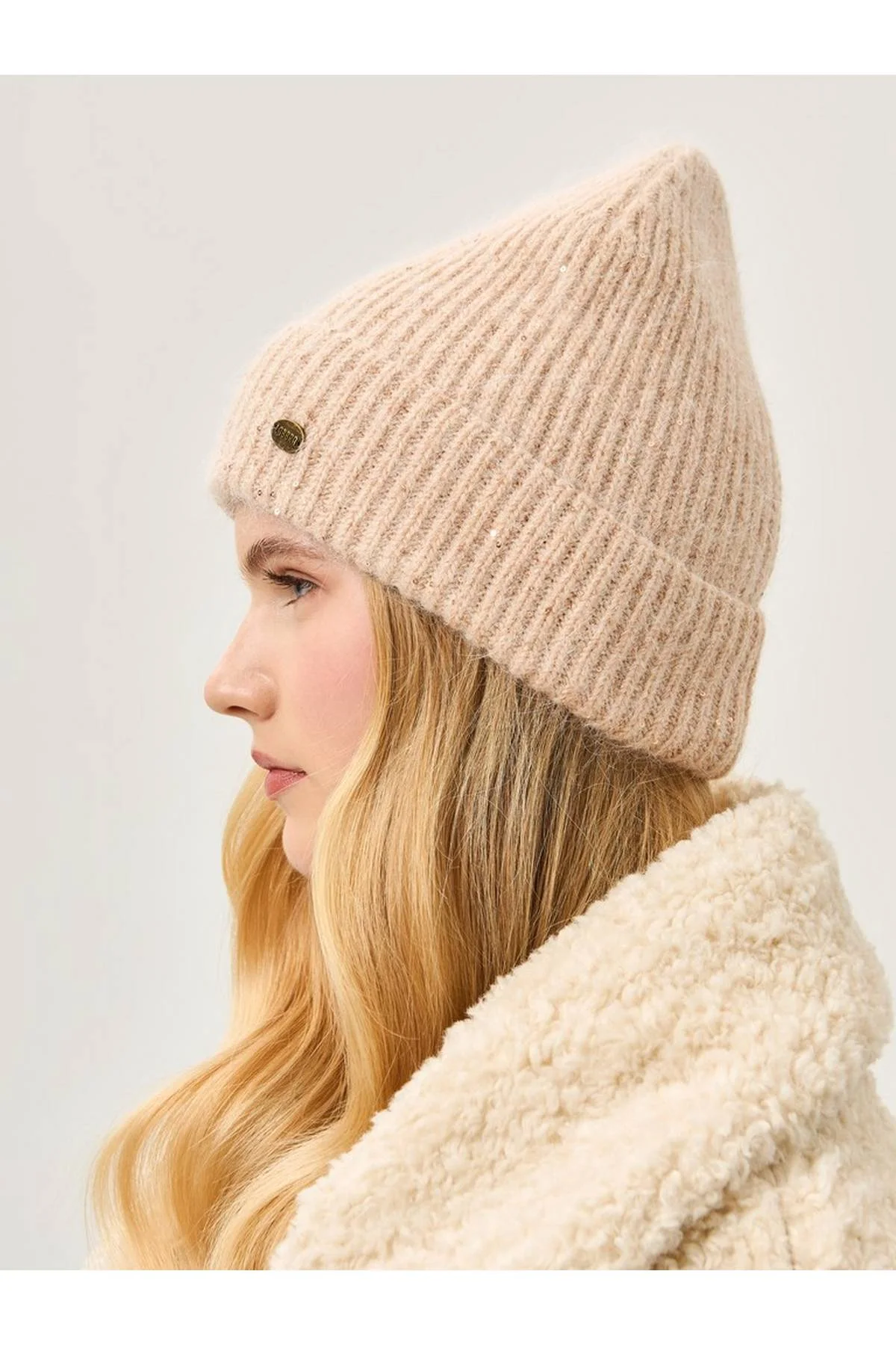 Шапка бежевая, One