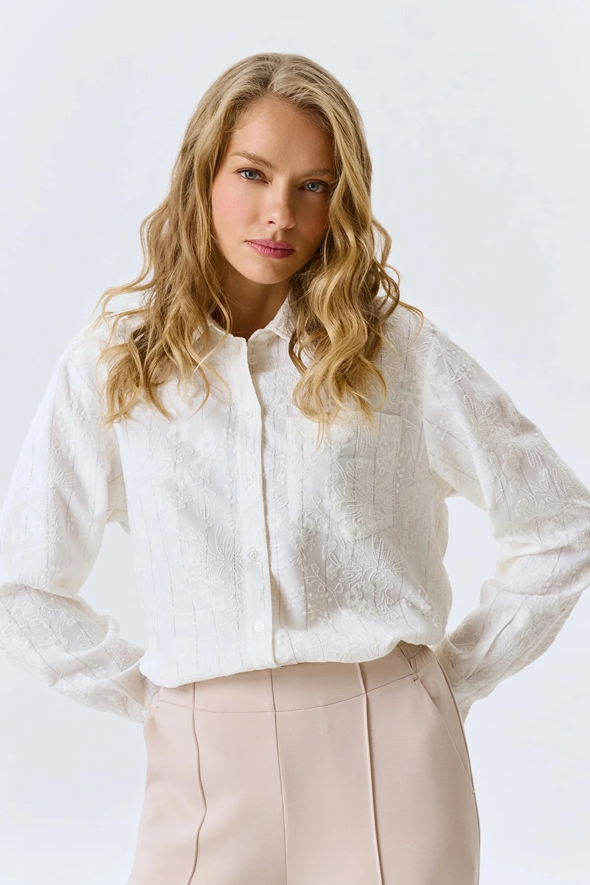 Рубашка с вышивкой в тонкую полоску, 44