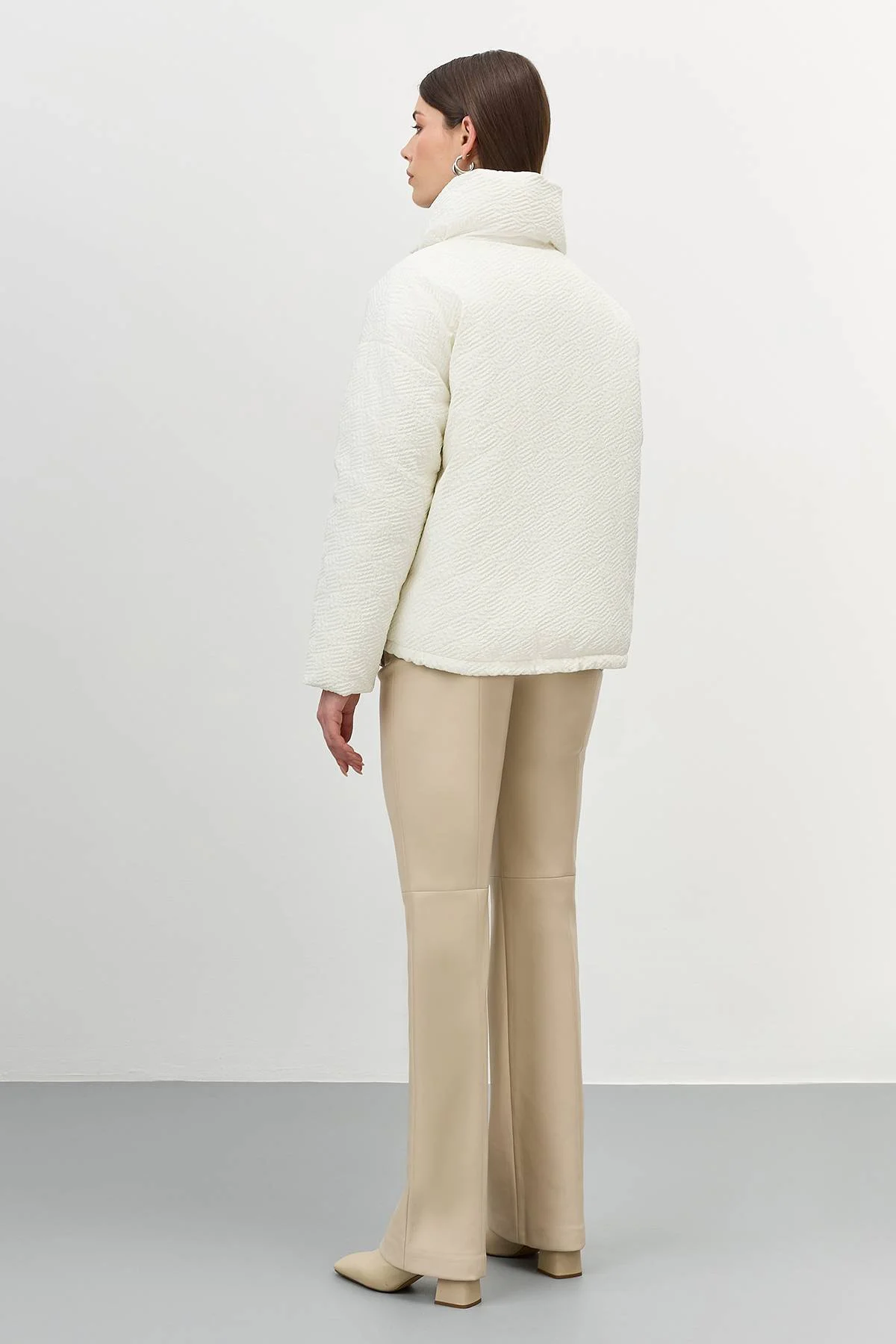 Лимитированная серия объемная куртка из фактурной ткани с палантином, 50