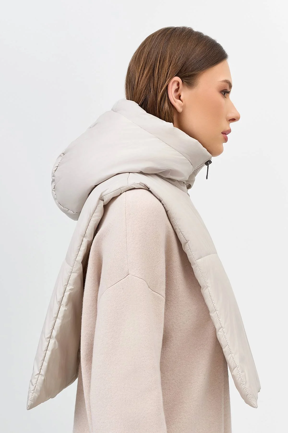 Светлая базовая манишка, One