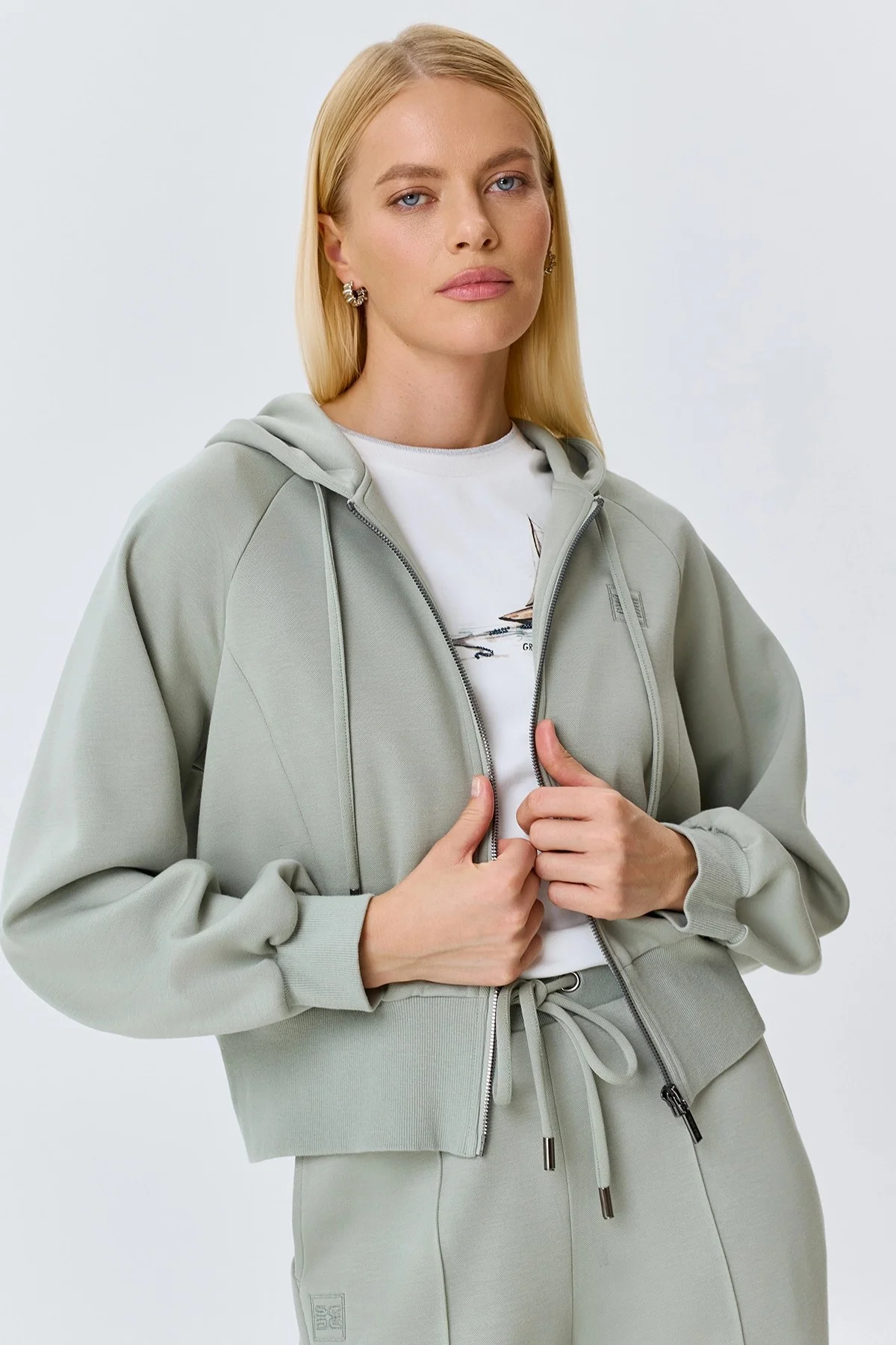 Укороченный бомбер с капюшоном, 34