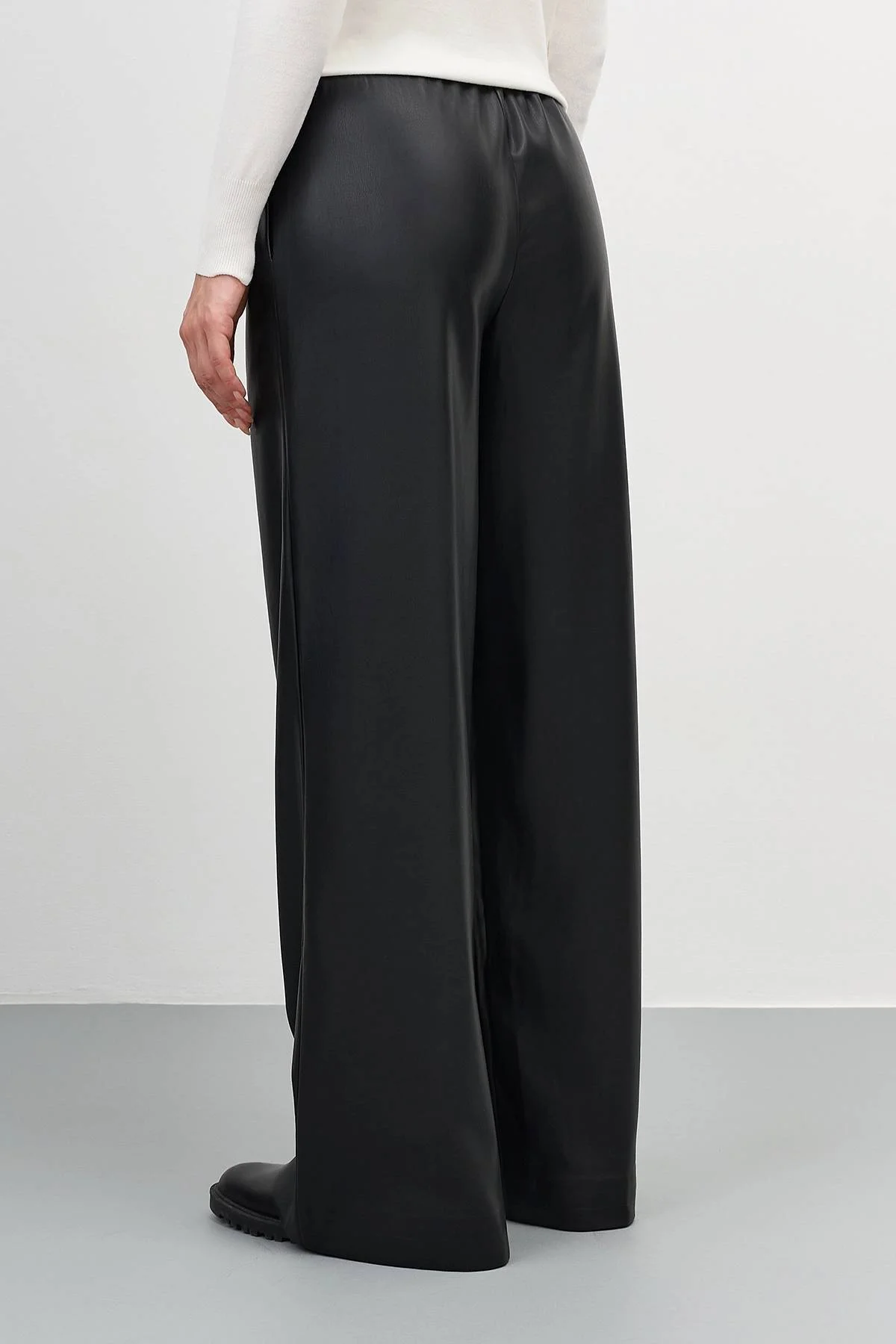 Черные брюки с карманами, 48