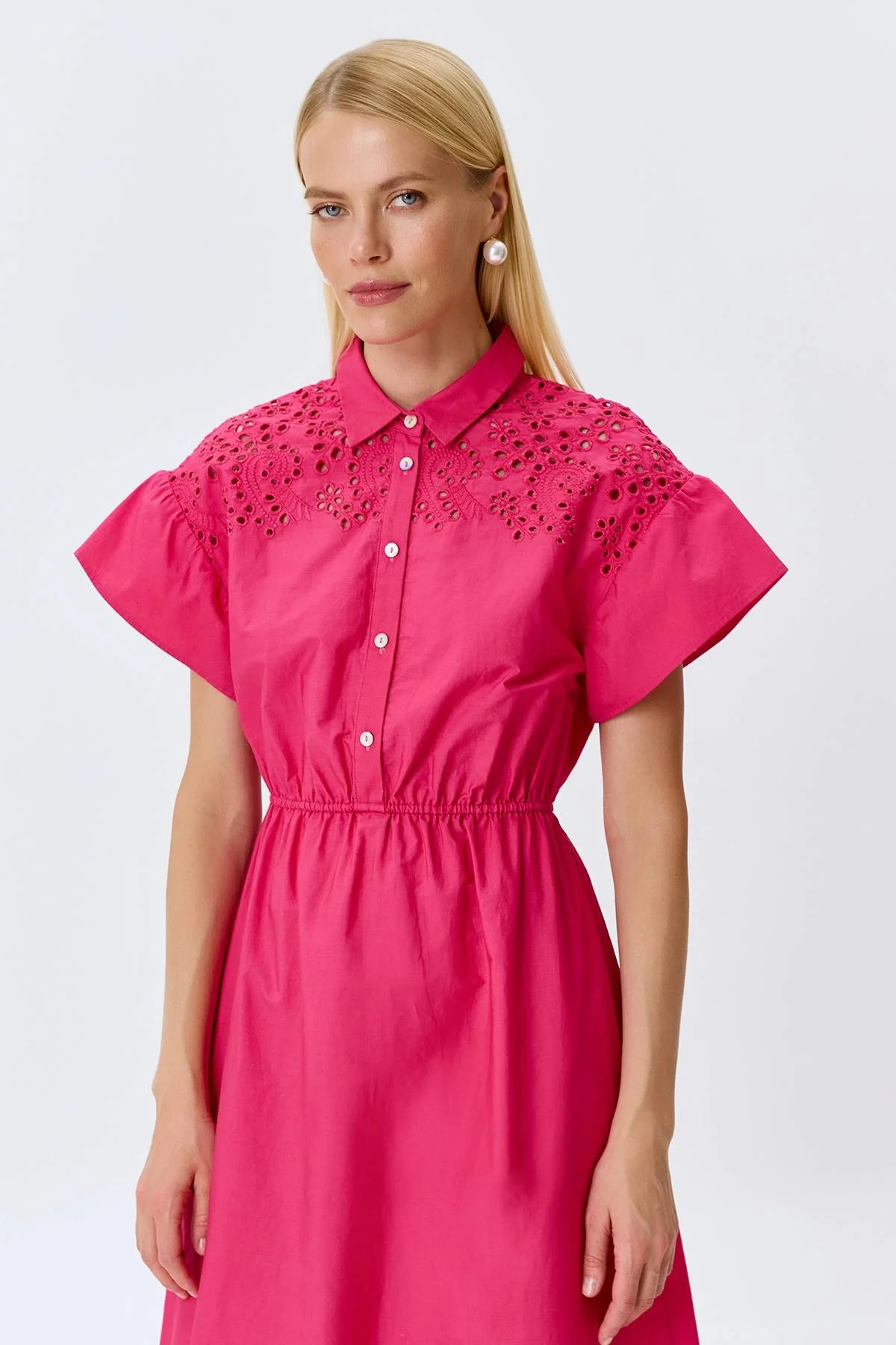 Яркое платье с вышивкой ришелье, 40