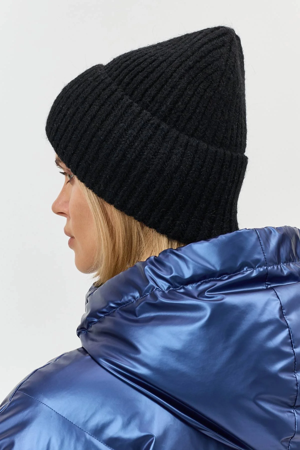 Черная шапка бини с люрексом и пайетками, One