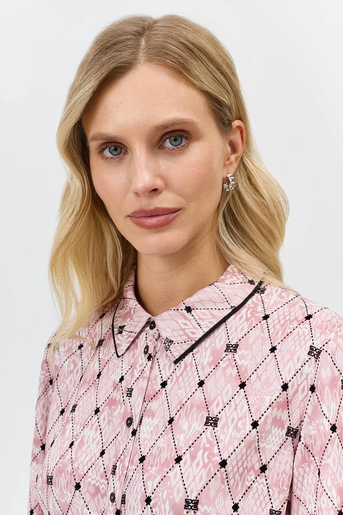 Лимитированная серия платье-рубашка с брендированным принтом и палантином, 44